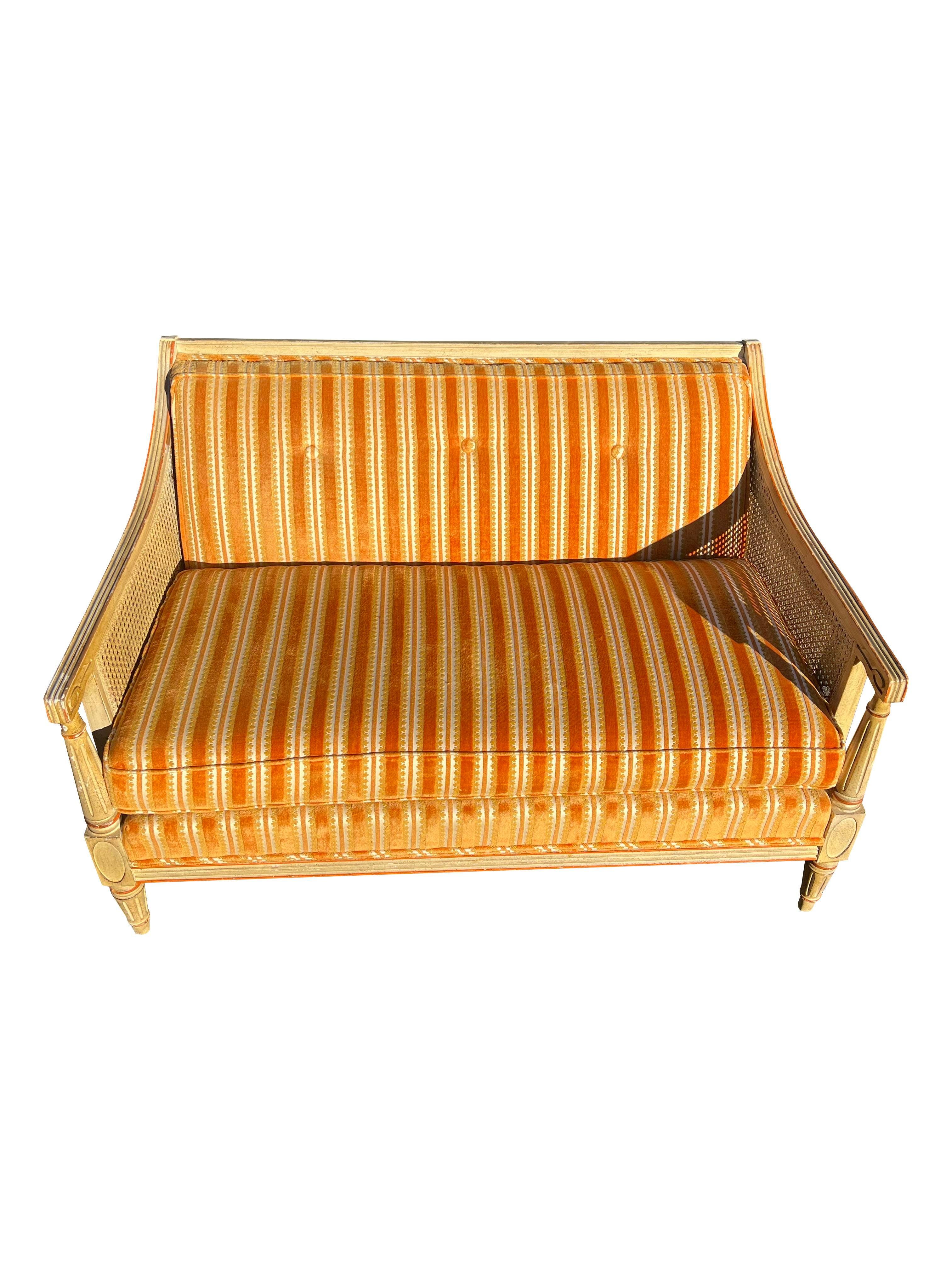 Divano divano francese vintage degli anni '60 in legno e canna.

Questo divano vintage French Provincial è un mobile straordinario che aggiunge un tocco di eleganza a qualsiasi stanza. I suoi intricati dettagli in canna, i cuscini morbidi e le curve