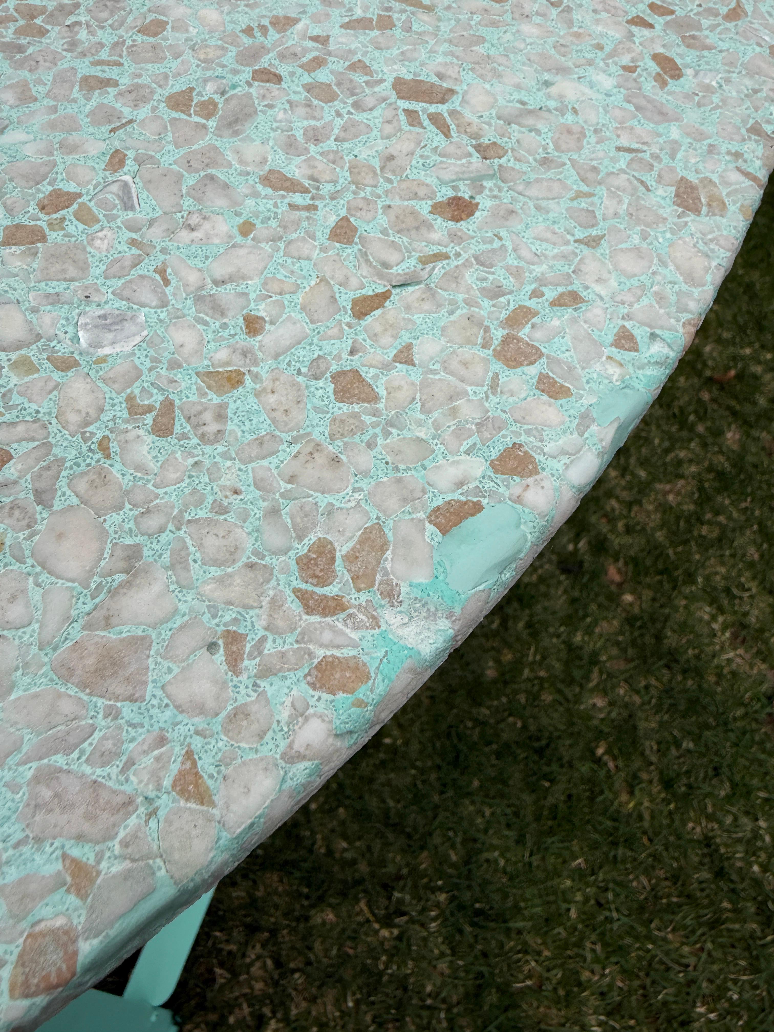 Table biomorphe française à plateau en terrazzo des années 1960 en vente 2
