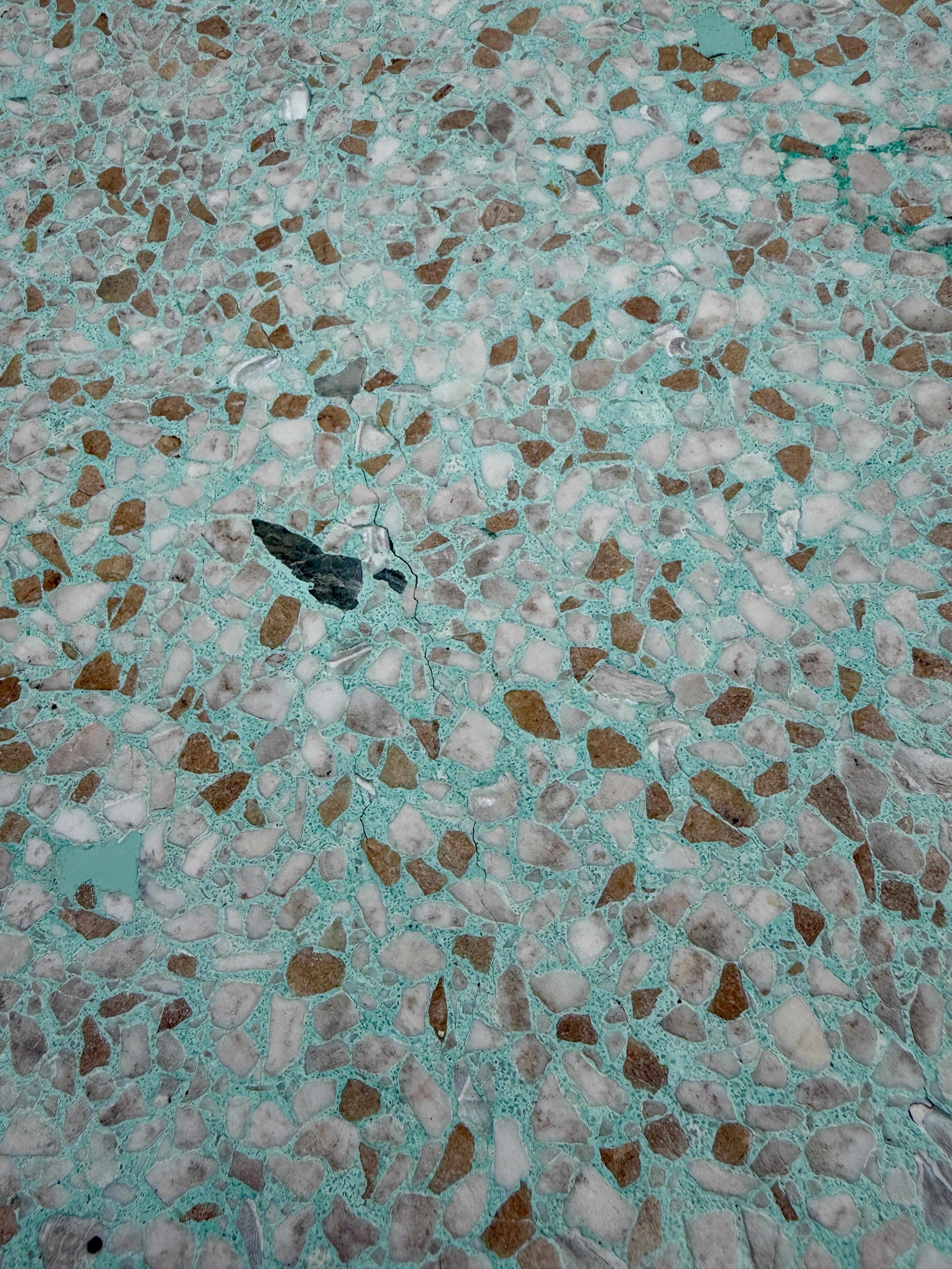 Table biomorphe française à plateau en terrazzo des années 1960 en vente 6