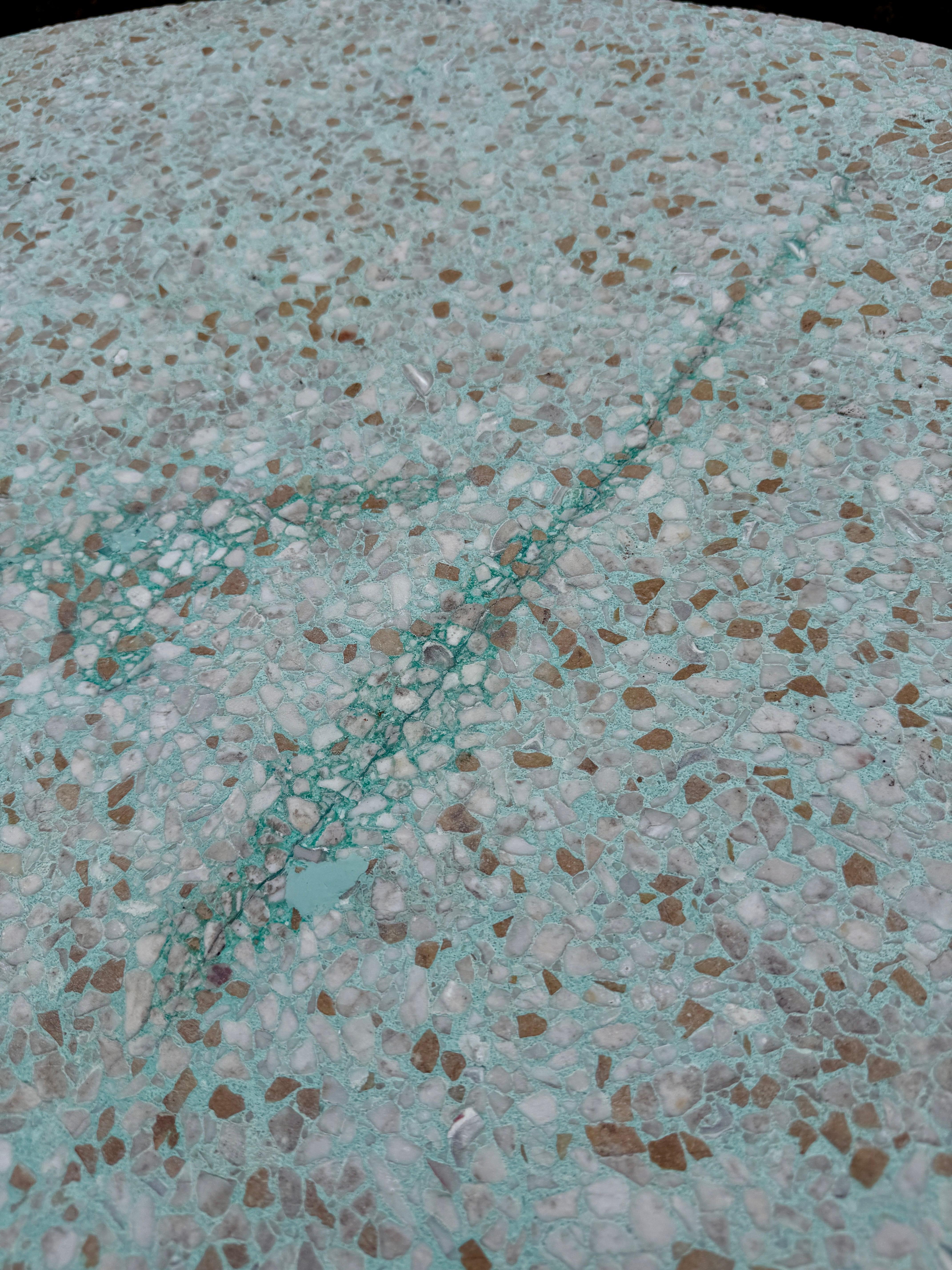 Il s'agit d'un remarquable plateau de table original en Terrazzo français à motif boomerang, reposant sur une base en métal peinte en bleu d'aqua.  Une forme merveilleuse et entièrement restaurée pour assurer qu'il peut être apprécié pour de