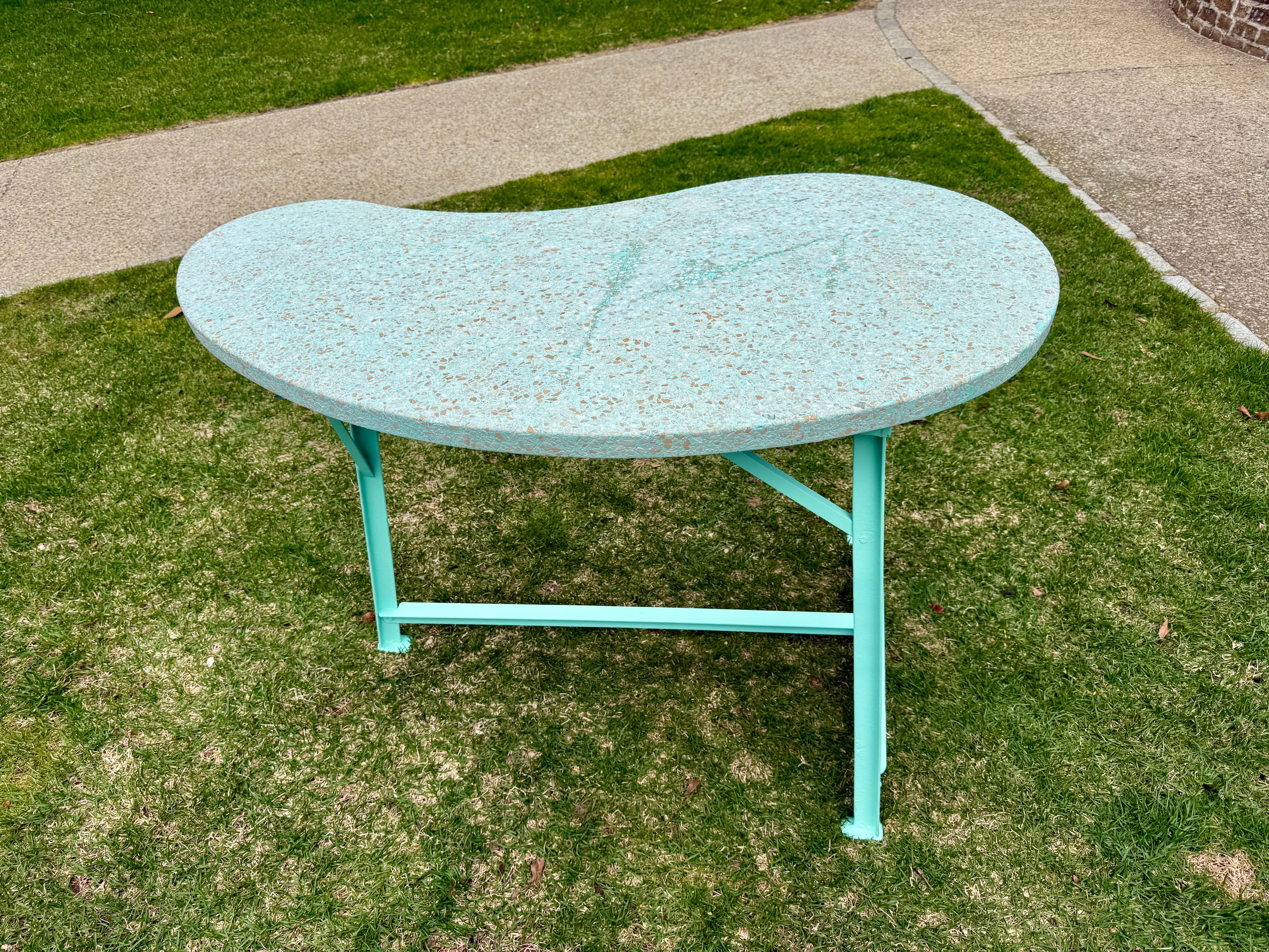 Mid-Century Modern Table biomorphe française à plateau en terrazzo des années 1960 en vente