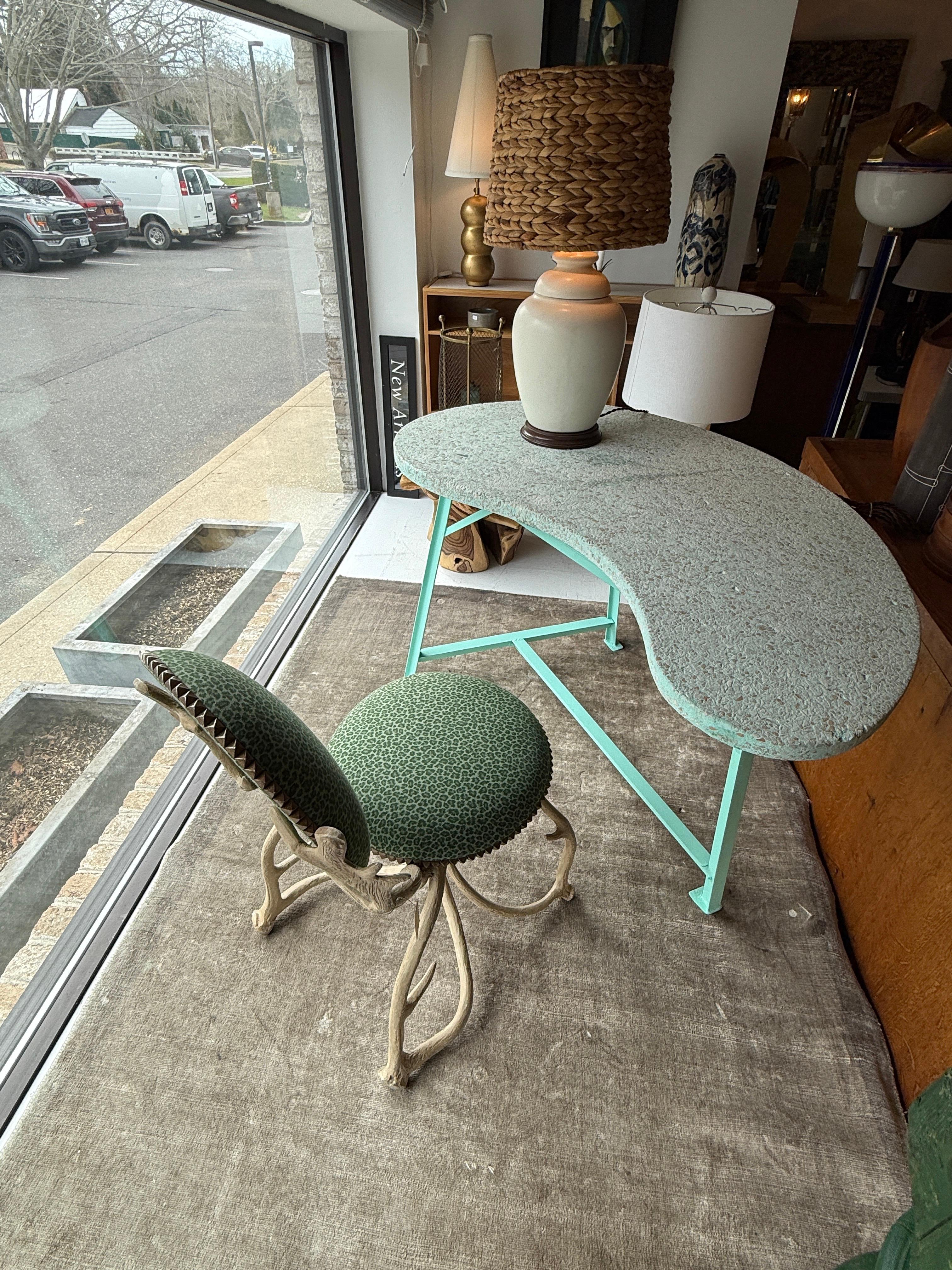 Français Table biomorphe française à plateau en terrazzo des années 1960 en vente