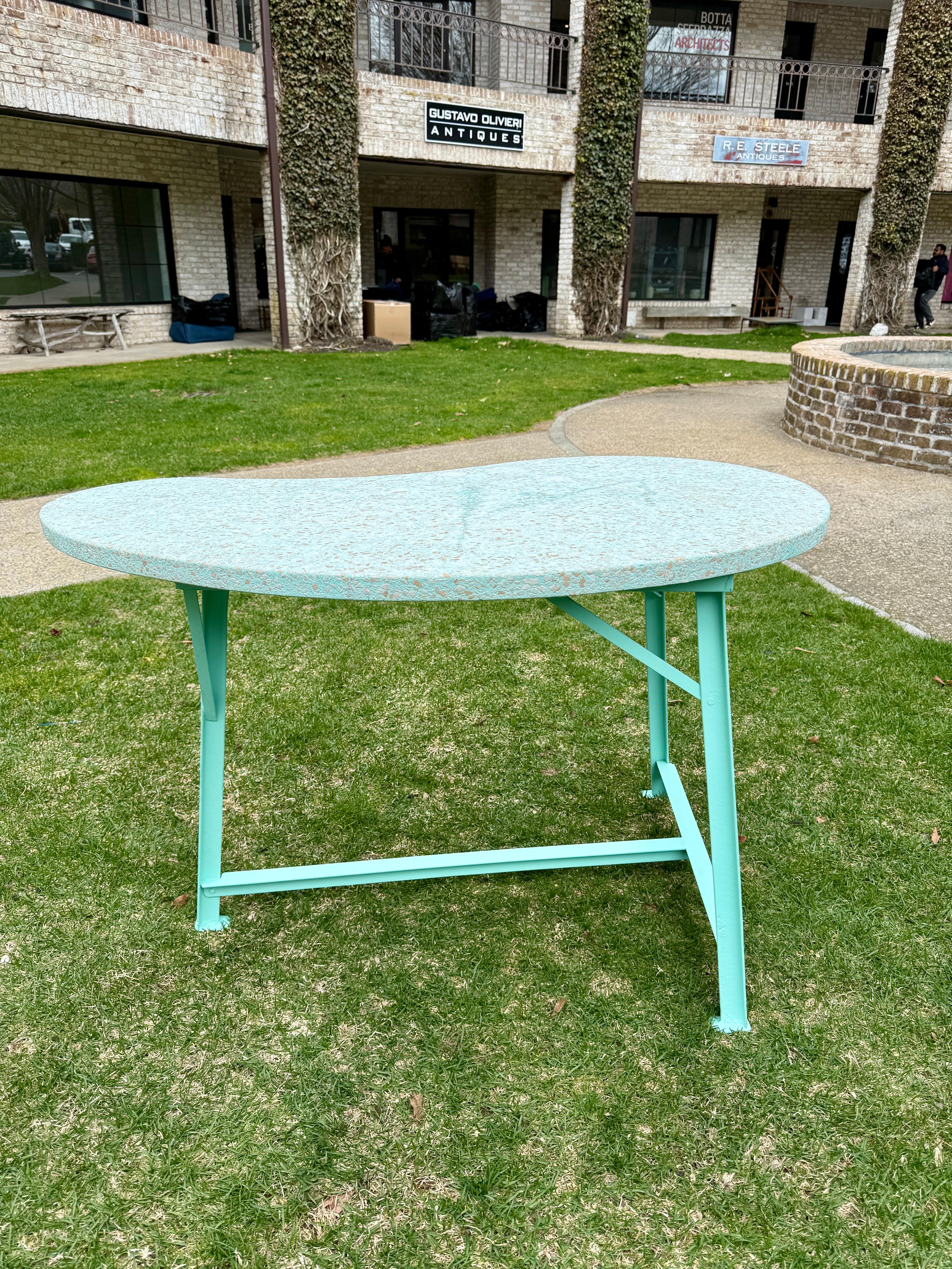 Peint Table biomorphe française à plateau en terrazzo des années 1960 en vente