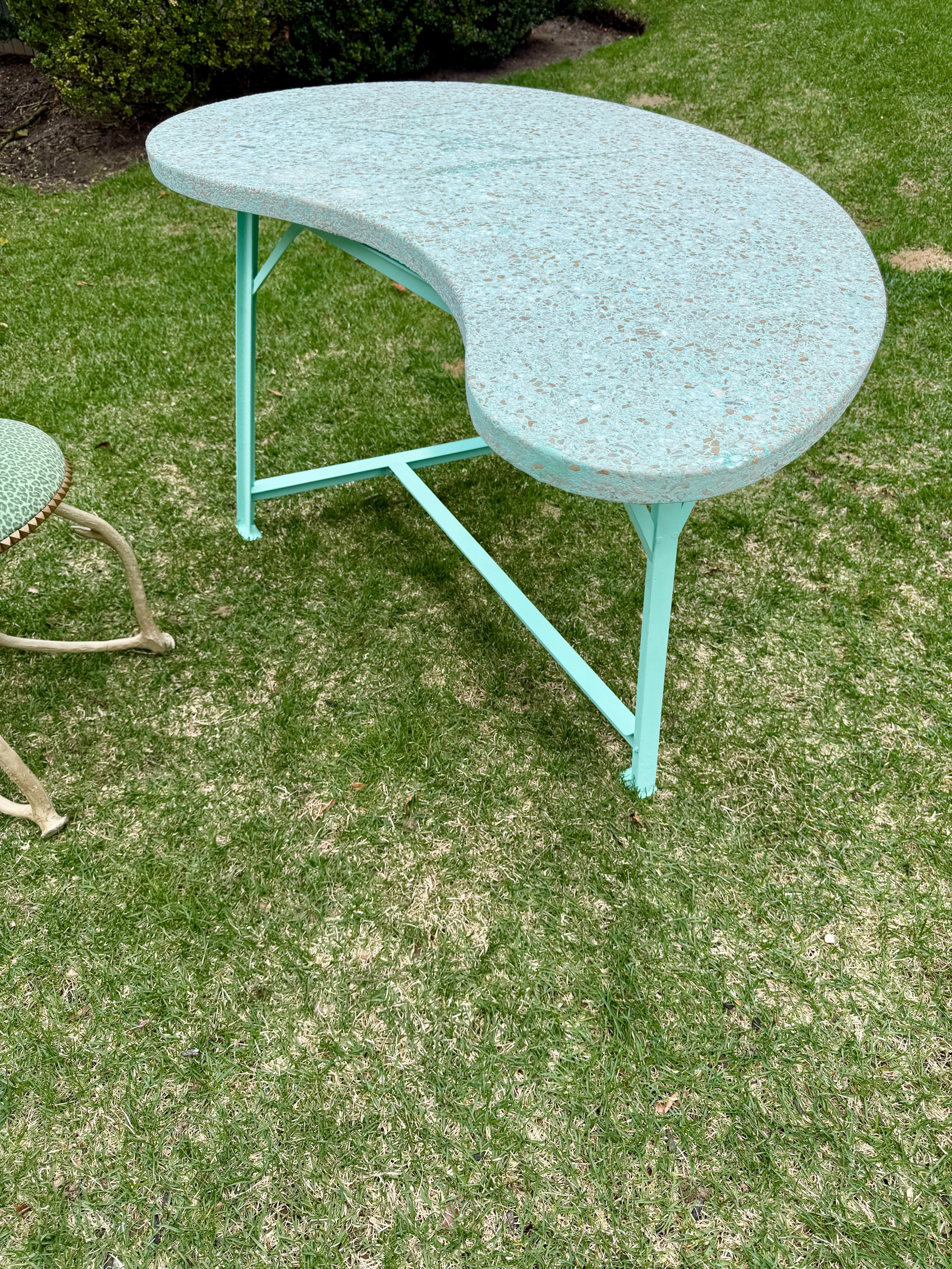 Table biomorphe française à plateau en terrazzo des années 1960 Bon état - En vente à North Miami, FL