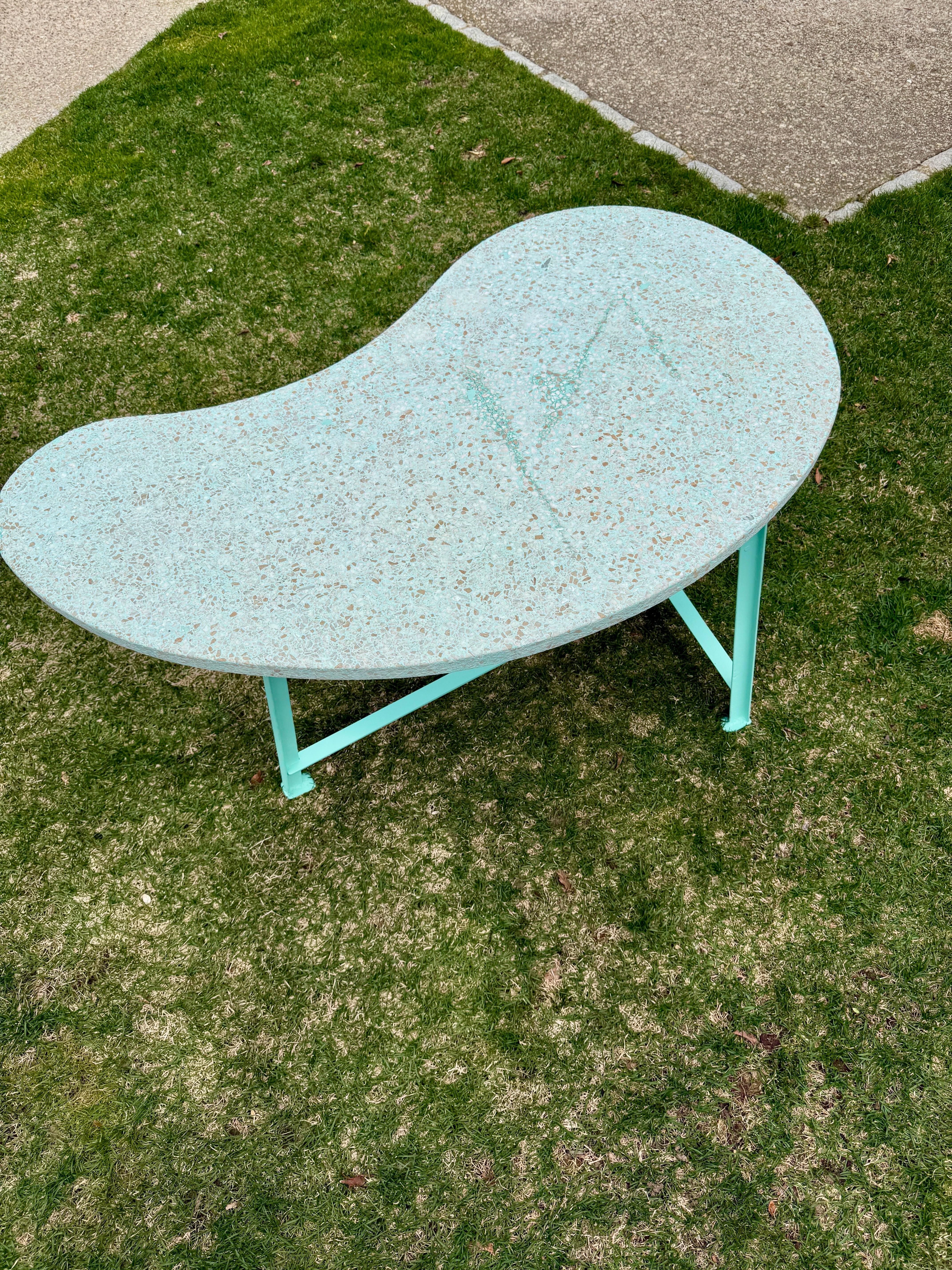 Milieu du XXe siècle Table biomorphe française à plateau en terrazzo des années 1960 en vente