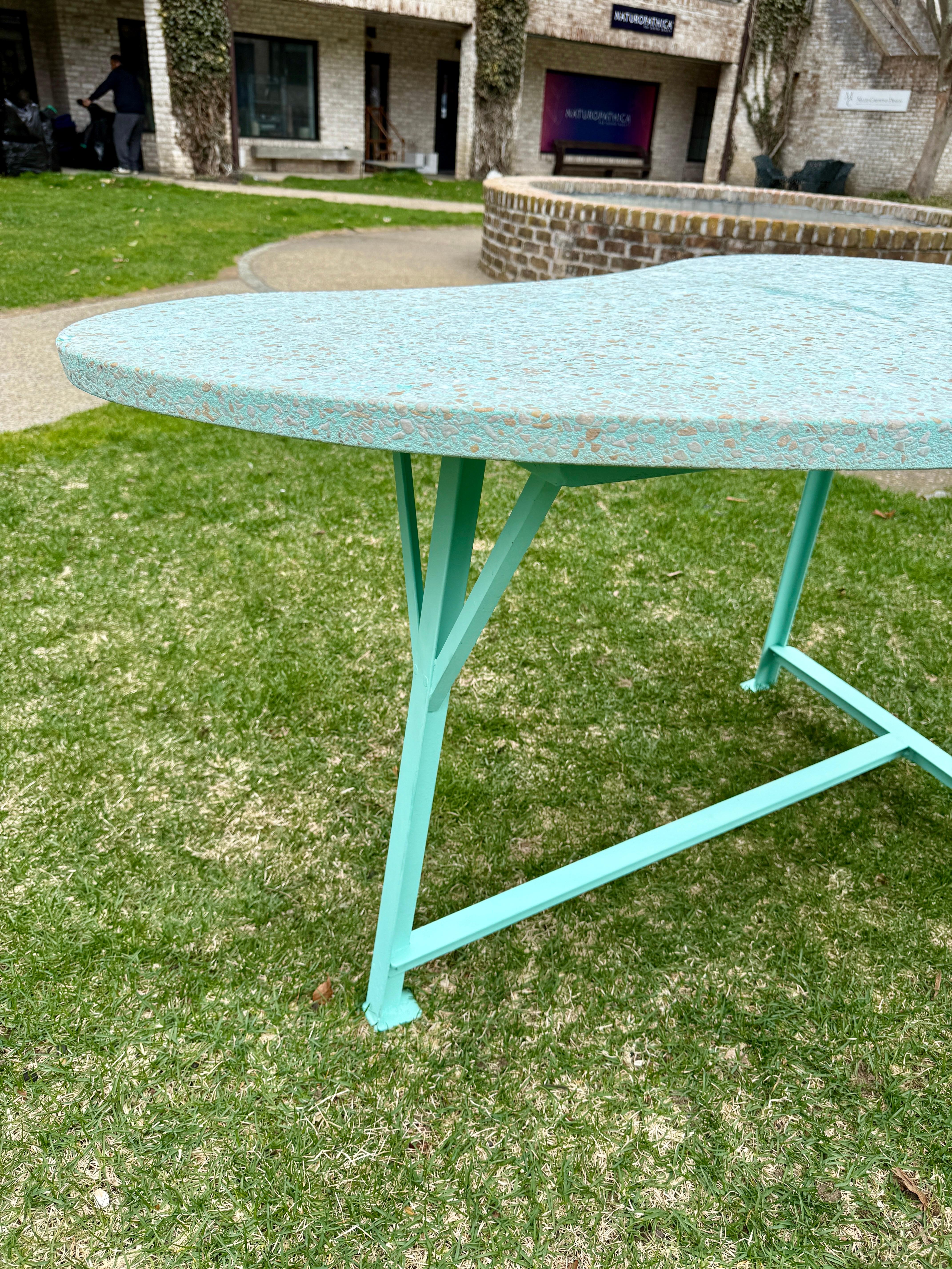 Métal Table biomorphe française à plateau en terrazzo des années 1960 en vente