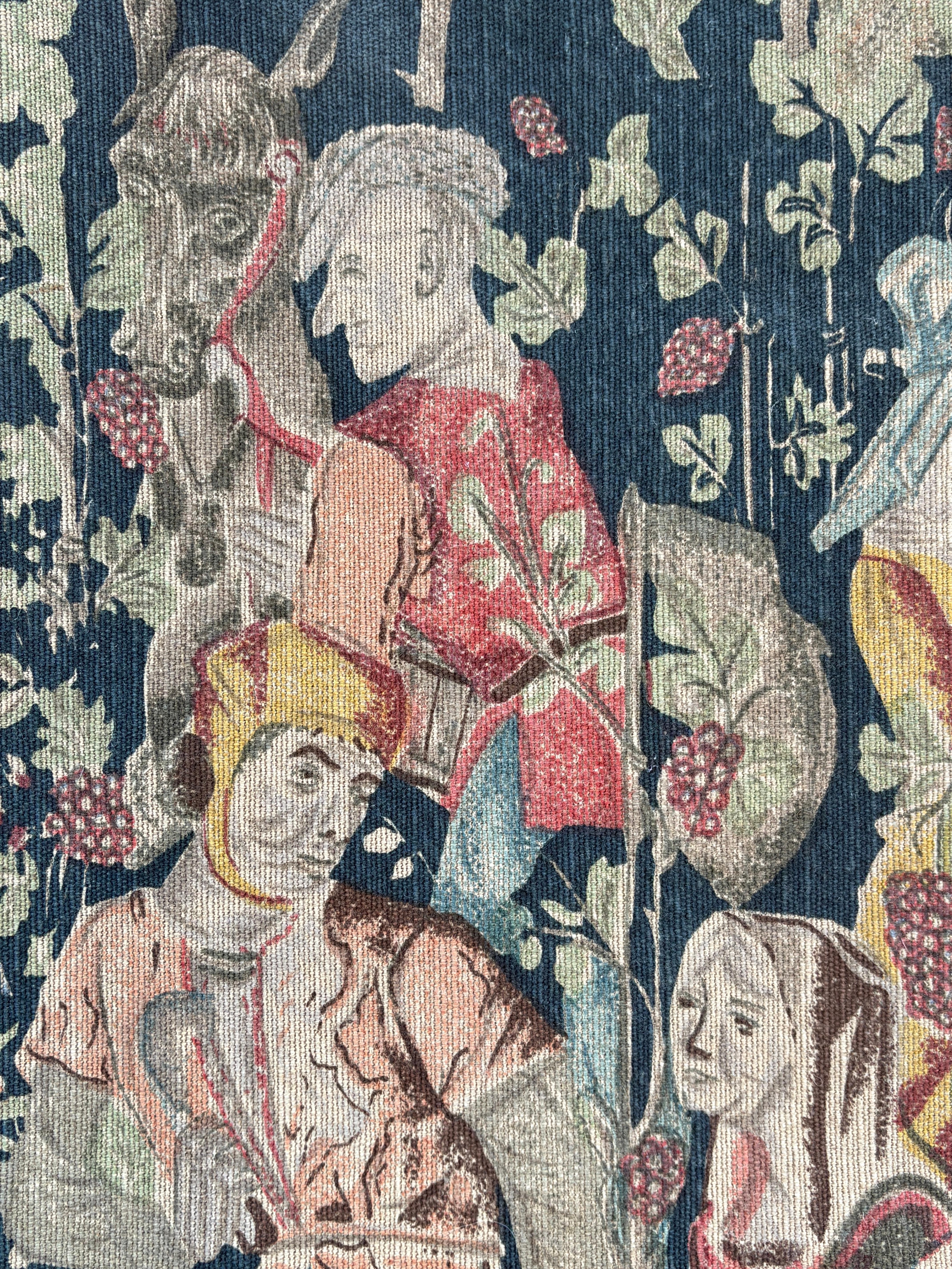 Dieser französische Wandteppich im Vintage-Stil verbindet auf wunderbare Weise von der Renaissance inspirierte Bilder mit dem raffinierten grafischen Stil der 1960er Jahre. Es ist auf dicker gewebter Baumwolle gedruckt und zeigt eine lebendige Wein-