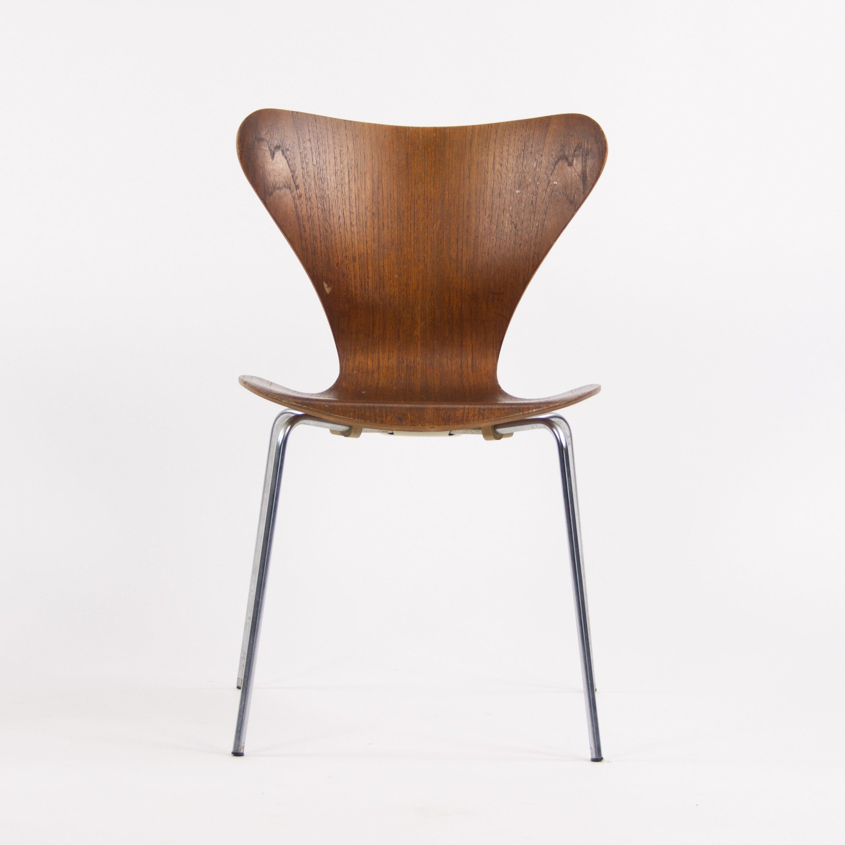 Zum Verkauf angeboten wird ein Satz von vier Vintage Arne Jacobsen Serie 7 Stühle mit Teakholz Finish. Diese Exemplare wurden von Fritz Hansen in den 1960er Jahren hergestellt und sind fantastische Originalstücke.

Die Stühle weisen einige