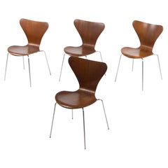 1960er Jahre Vintage Fritz Hansen Satz von 4 Esszimmerstühlen aus Teakholz Arne Jacobsen Serie 7 Esszimmerstühle