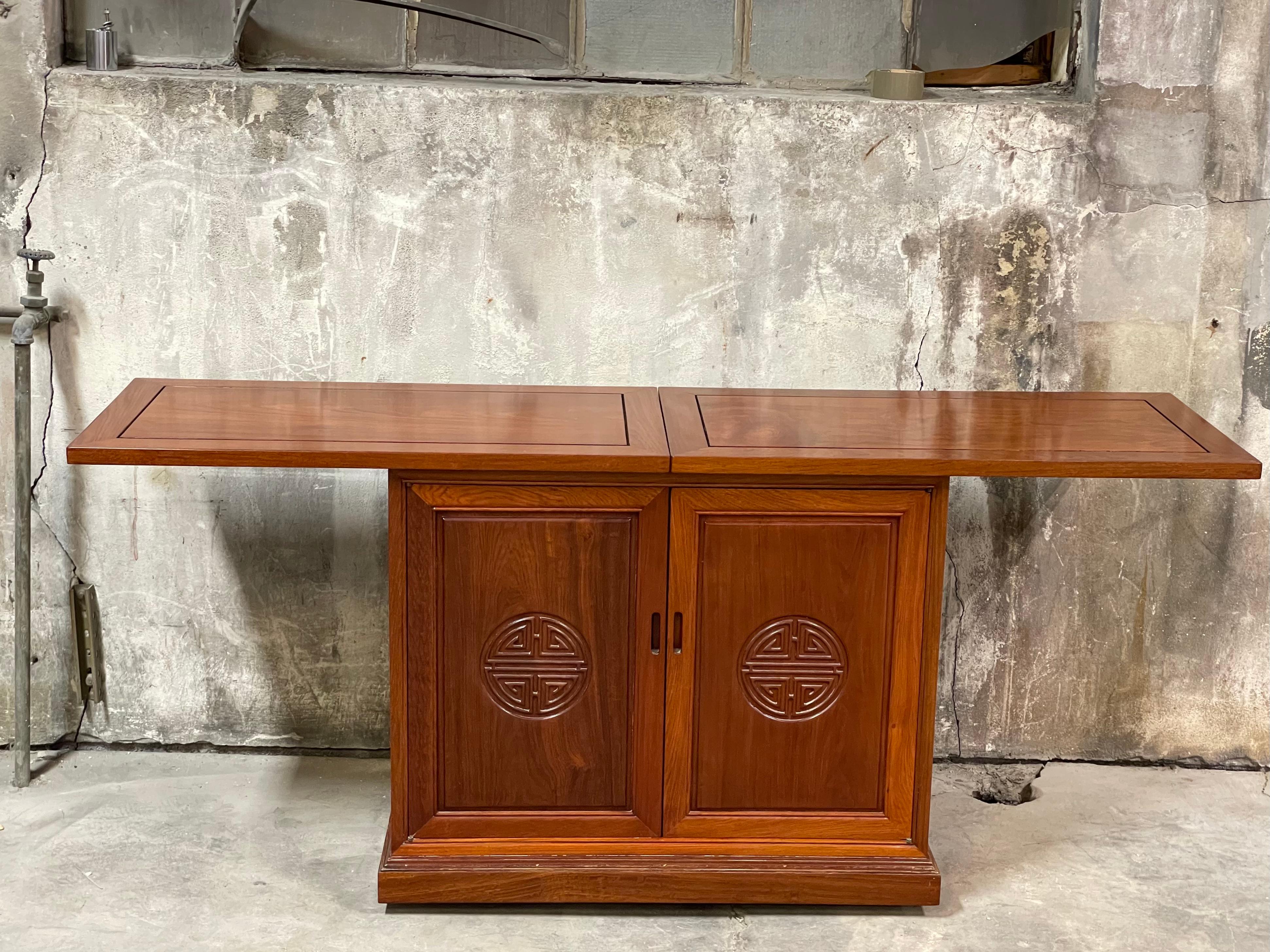 1960s George Zee Rosewood Chinoiserie Flip Top Bar Server In Good Condition For Sale In W Allenhurst, NJ
