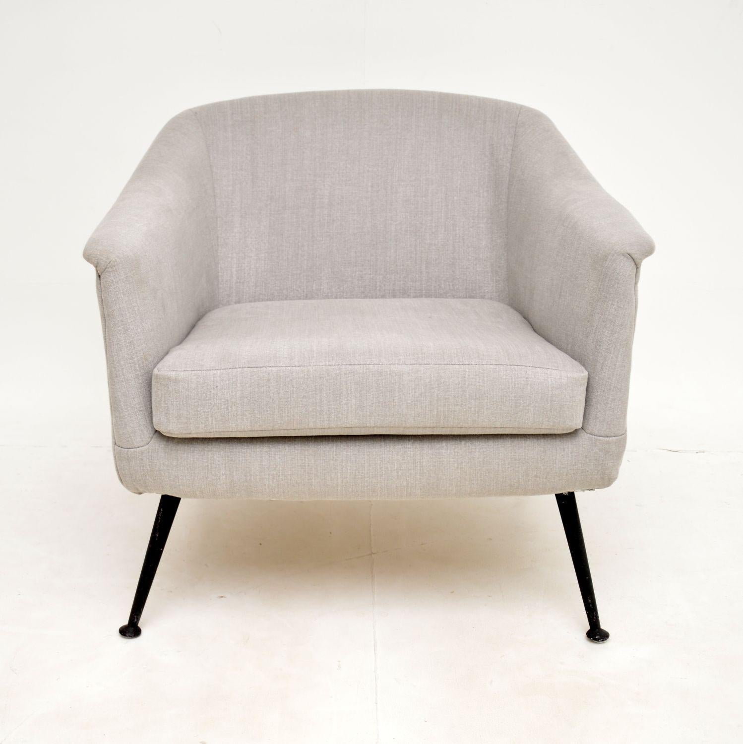 Ein sehr stilvoller und sehr bequemer Vintage-Sessel. Sie wurde in Frankreich hergestellt und stammt aus den 1960-1970er Jahren.

Die Qualität ist hervorragend, es hat einen fantastischen Stil und ist extrem gut gemacht. Er steht auf Beinen aus