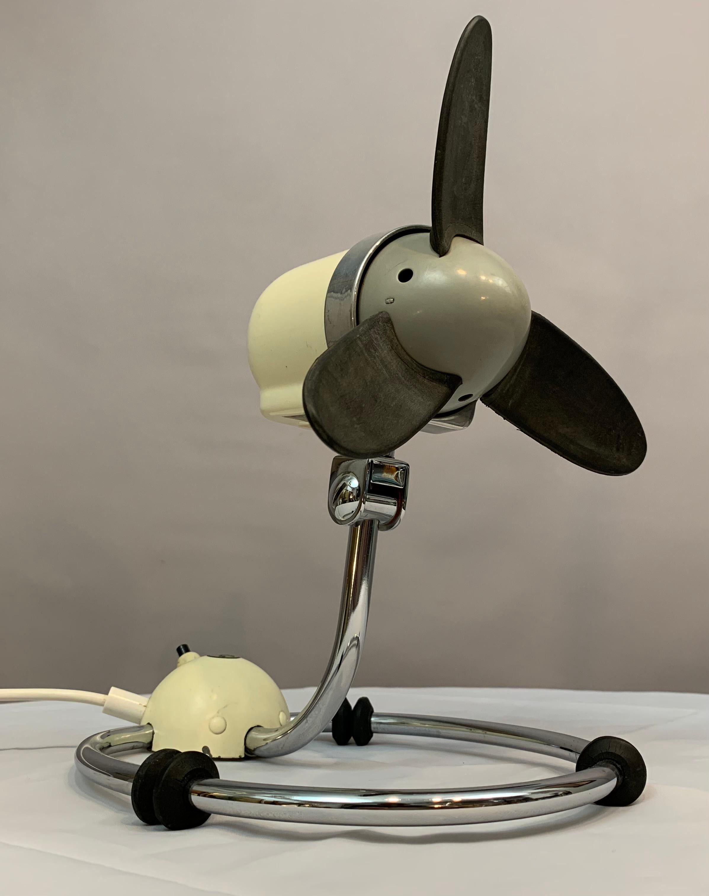 1960s German industrial freestanding desk fan manufactured by AS Industrial. An incredibly well-made and fully functioning lamp which will help to keep you cool on those hot days. The propellor section can be moved from right to left and up and down