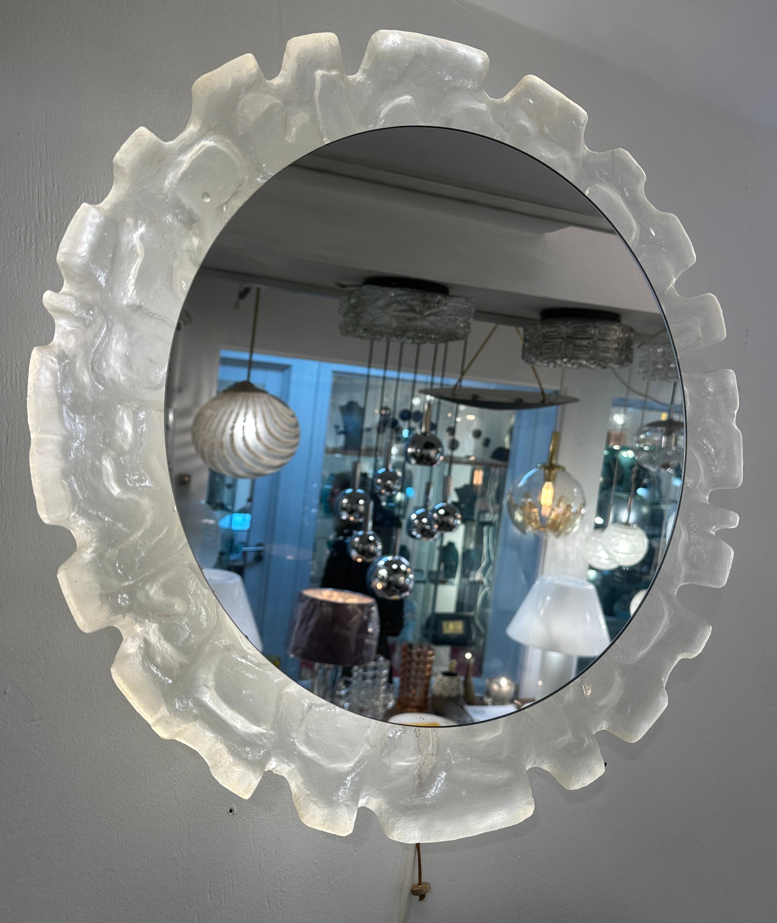 1960er Jahre Vintage Deutsch beleuchtete Lucite verspiegelte Glaswand Spiegel hergestellt von Erco.  Der runde Spiegel hängt in einem ungewöhnlichen, abstrakt geformten und strukturierten Rahmen aus geformtem Lucit, der hinterleuchtet ist.  

Es