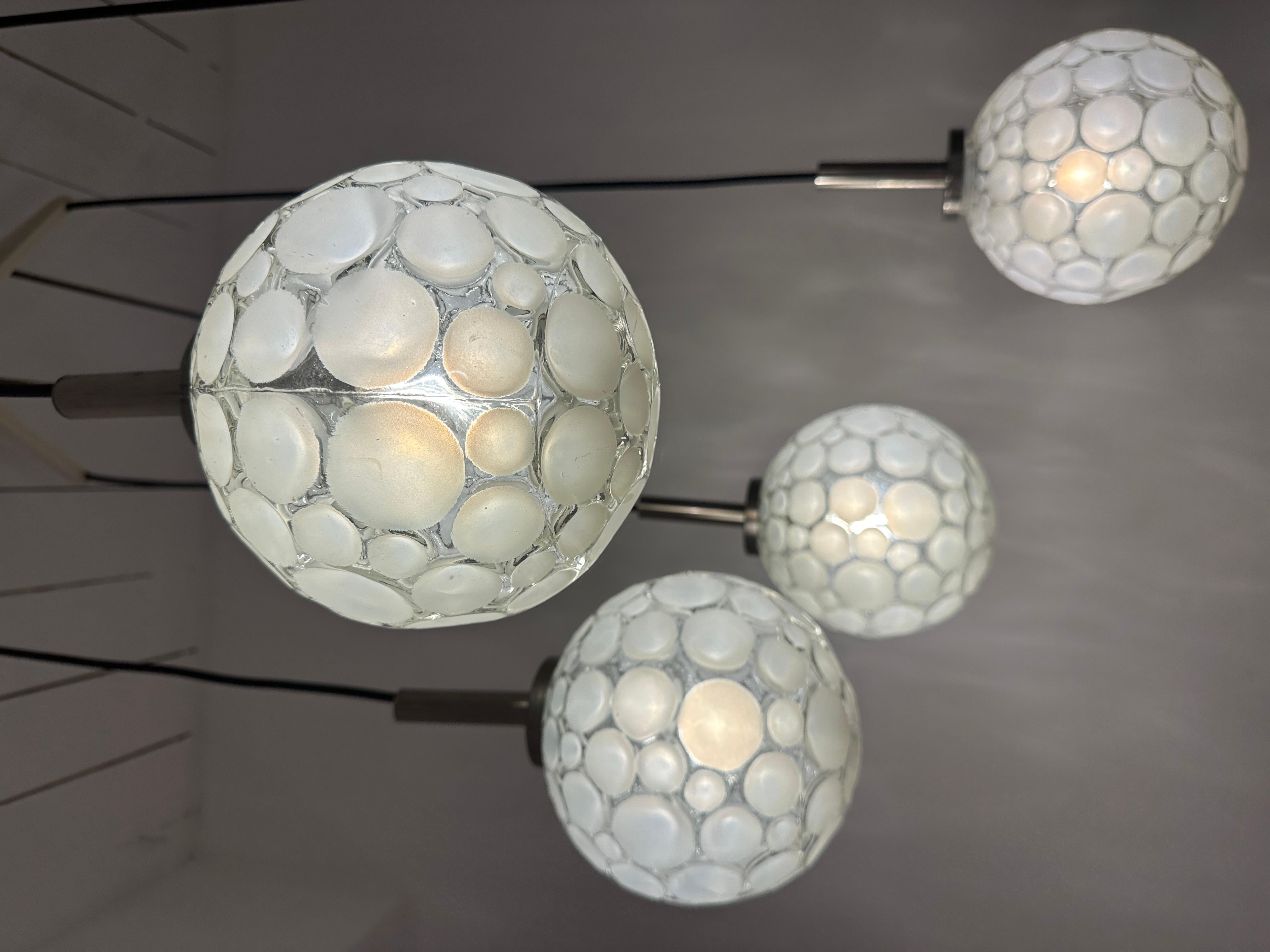 Lampada da soffitto tedesca vintage del 1960 a cinque globi di vetro smerigliato a cascata di Graewe in vendita 2