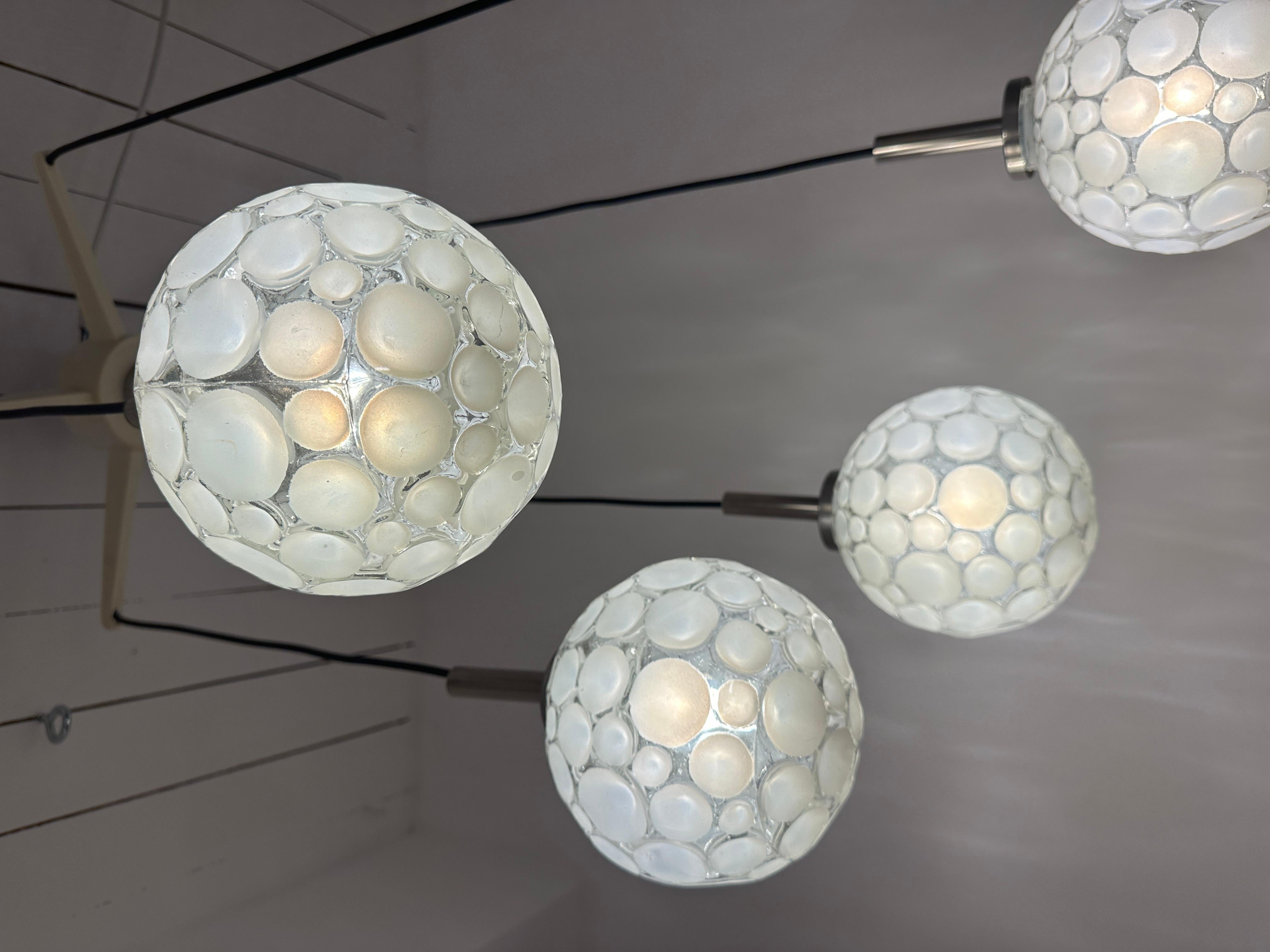 Lampada da soffitto tedesca vintage del 1960 a cinque globi di vetro smerigliato a cascata di Graewe in vendita 3