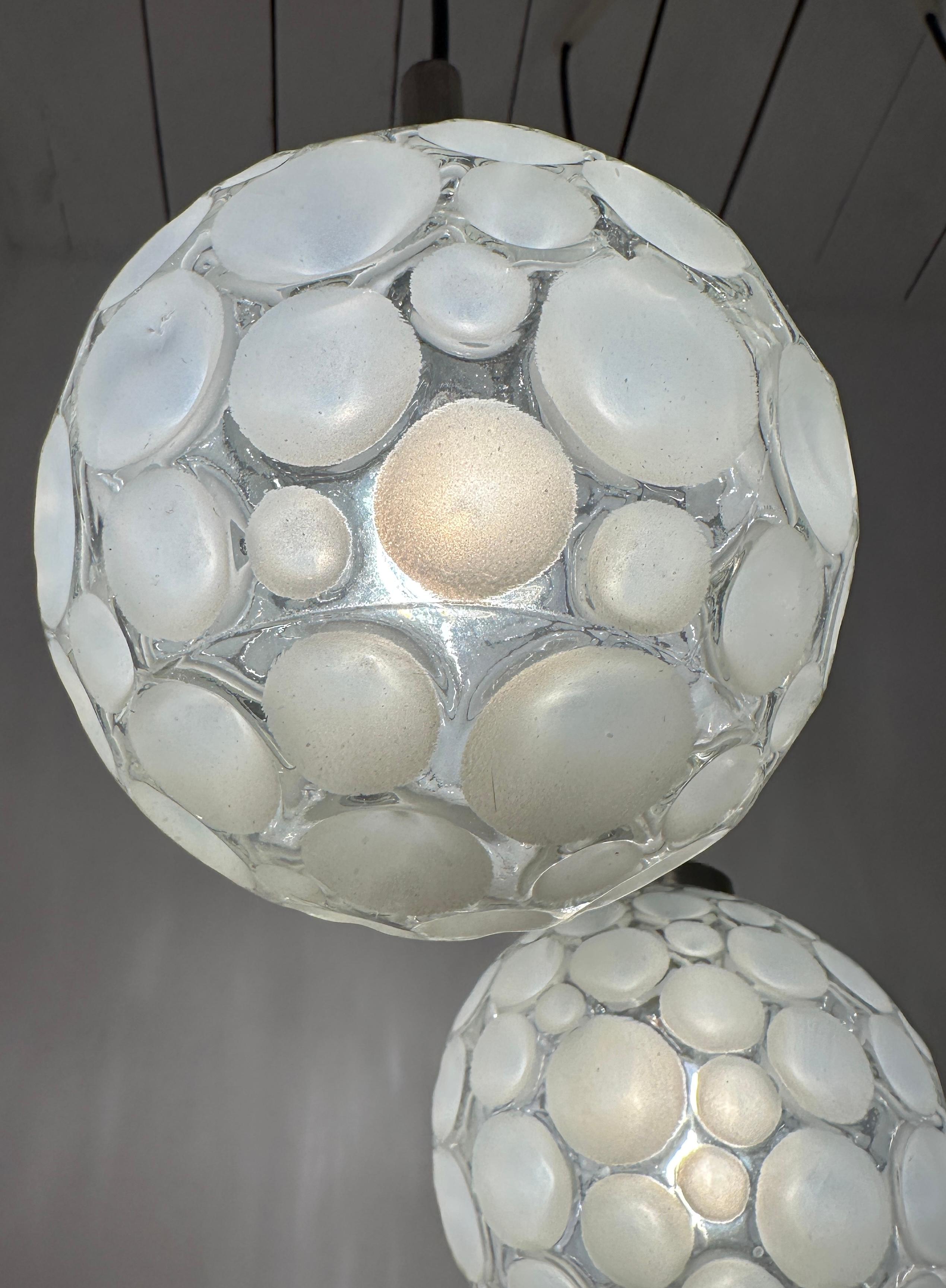 Lampada da soffitto tedesca vintage del 1960 a cinque globi di vetro smerigliato a cascata di Graewe in vendita 4
