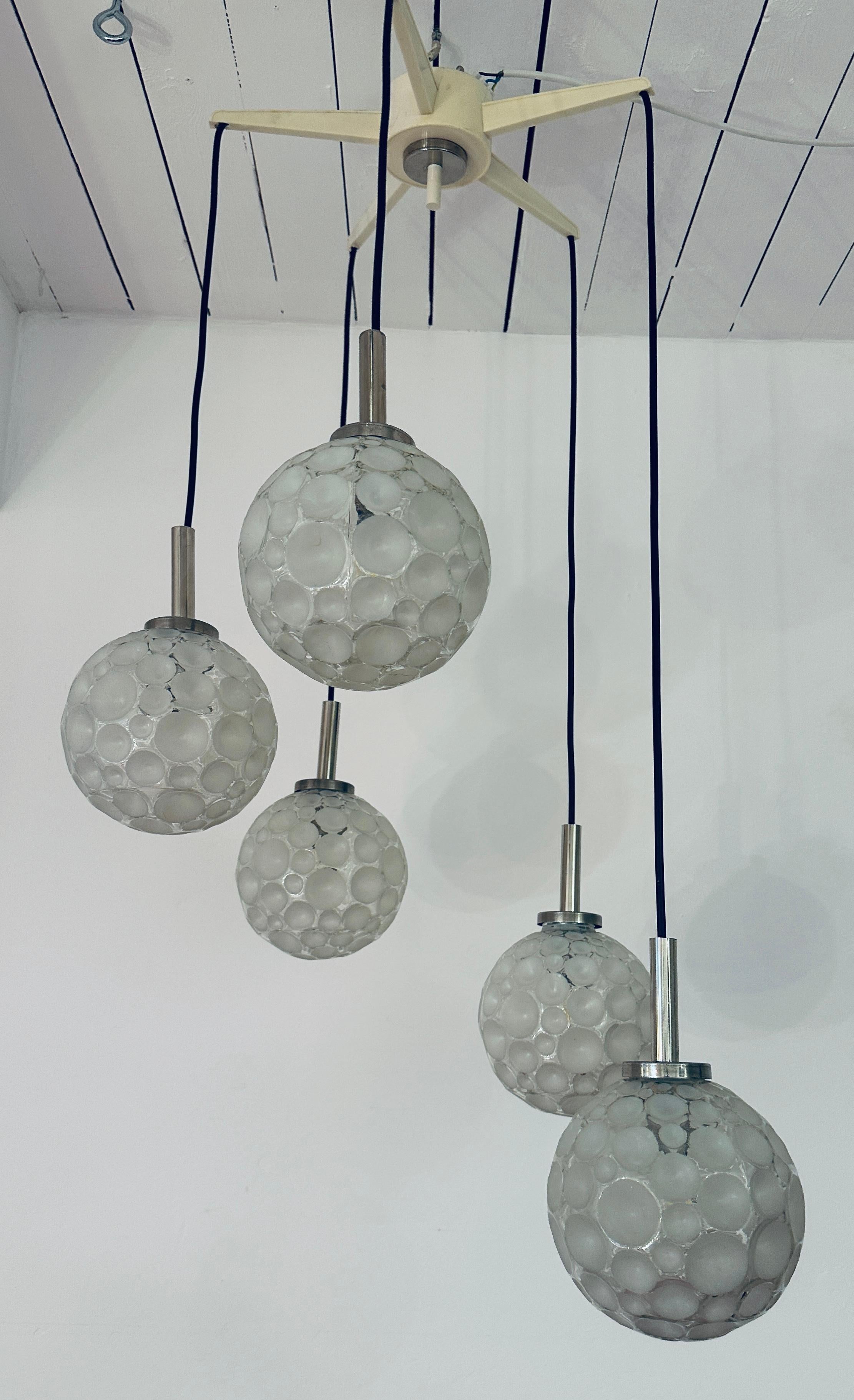 Lampada da soffitto tedesca vintage del 1960 a cinque globi di vetro smerigliato a cascata di Graewe in vendita 6