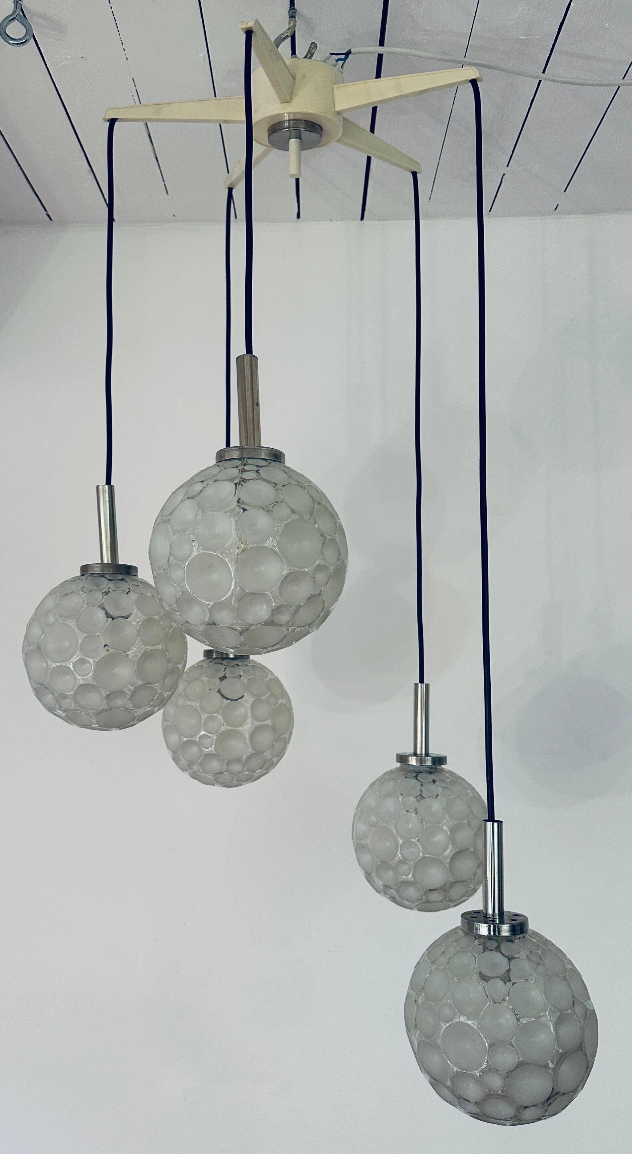 Lampada da soffitto tedesca vintage del 1960 a cinque globi di vetro smerigliato a cascata di Graewe in vendita 7