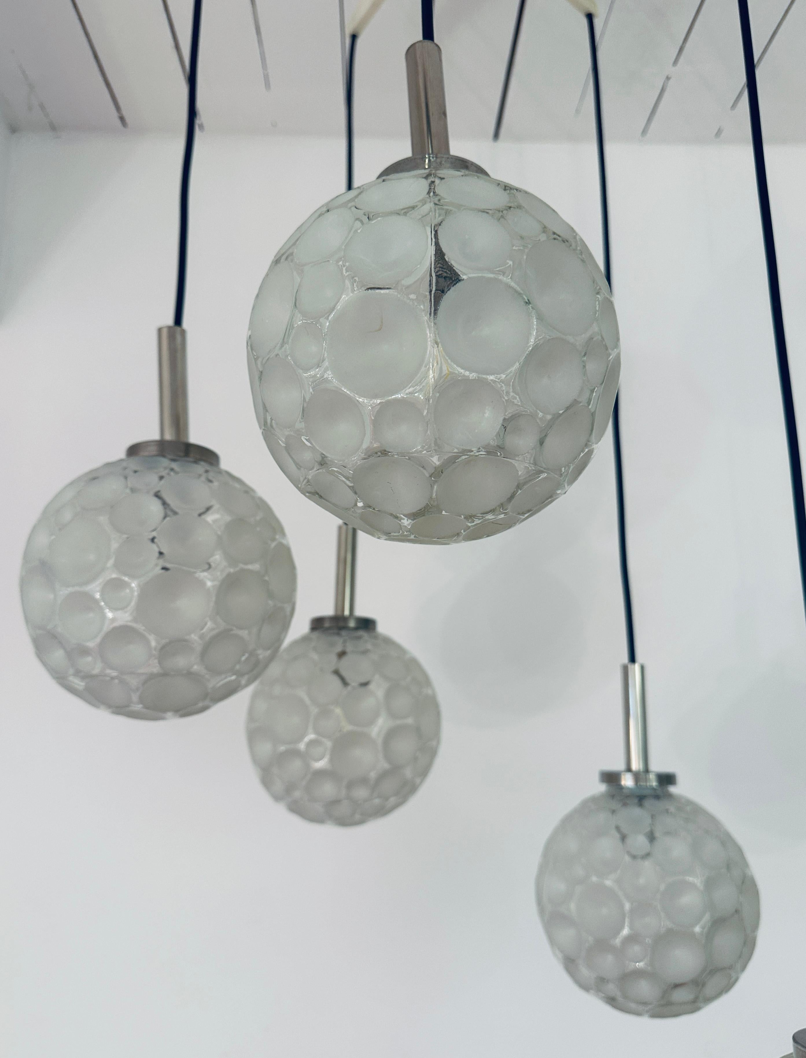 Lampada da soffitto tedesca vintage del 1960 a cinque globi di vetro smerigliato a cascata di Graewe in vendita 8
