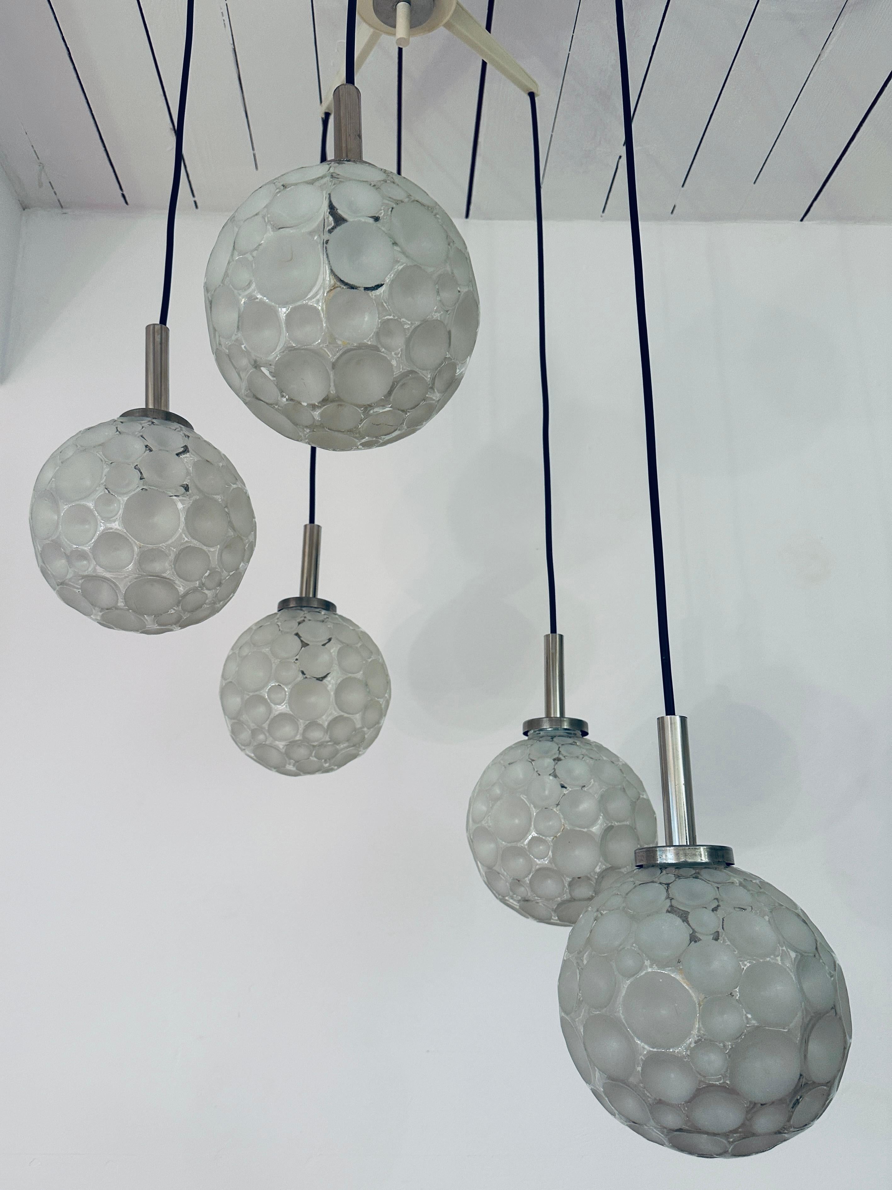 Lampada da soffitto tedesca vintage del 1960 a cinque globi di vetro smerigliato a cascata di Graewe in vendita 9