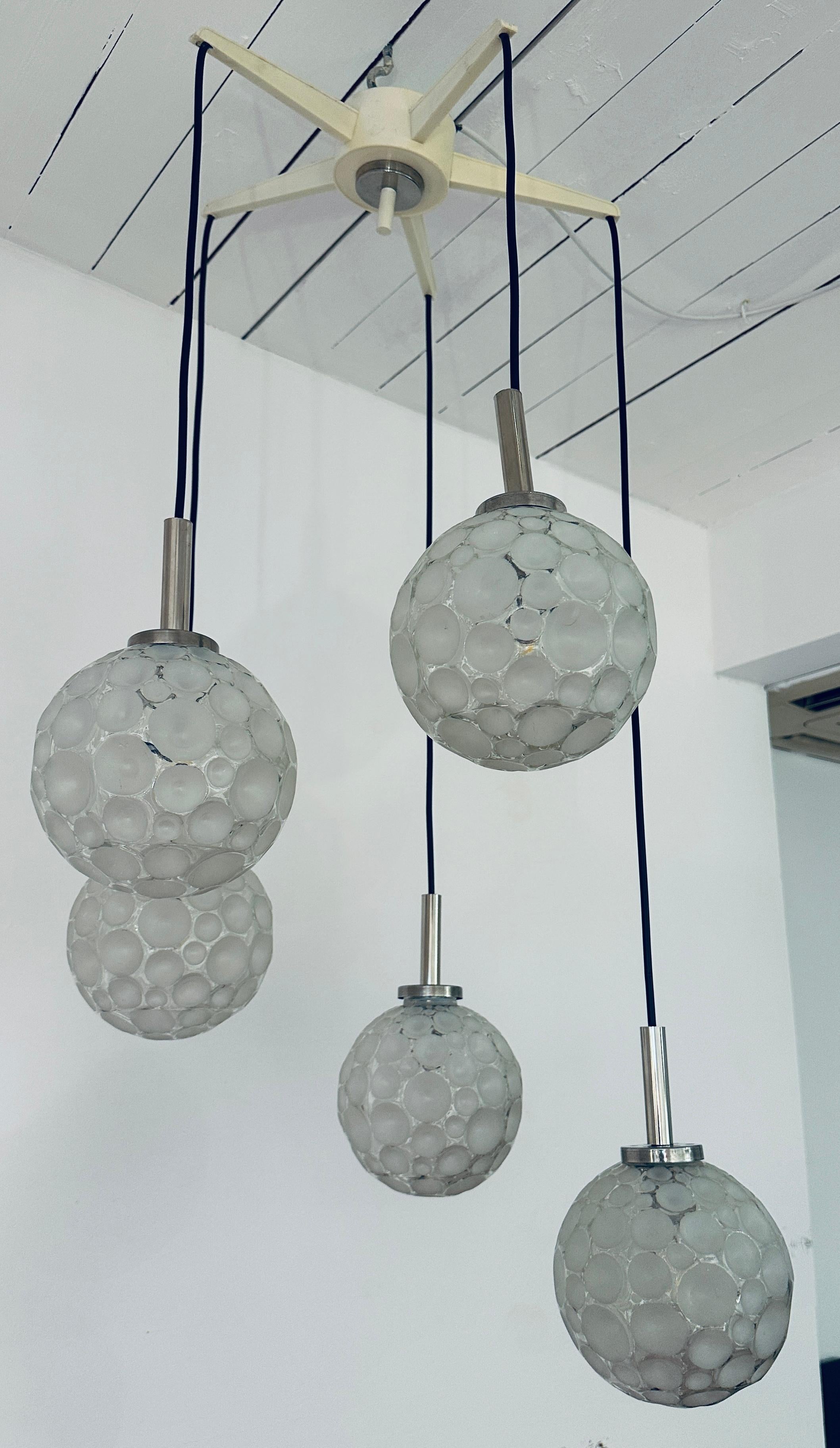 Lampada da soffitto tedesca vintage del 1960 a cinque globi di vetro smerigliato a cascata di Graewe in vendita 10