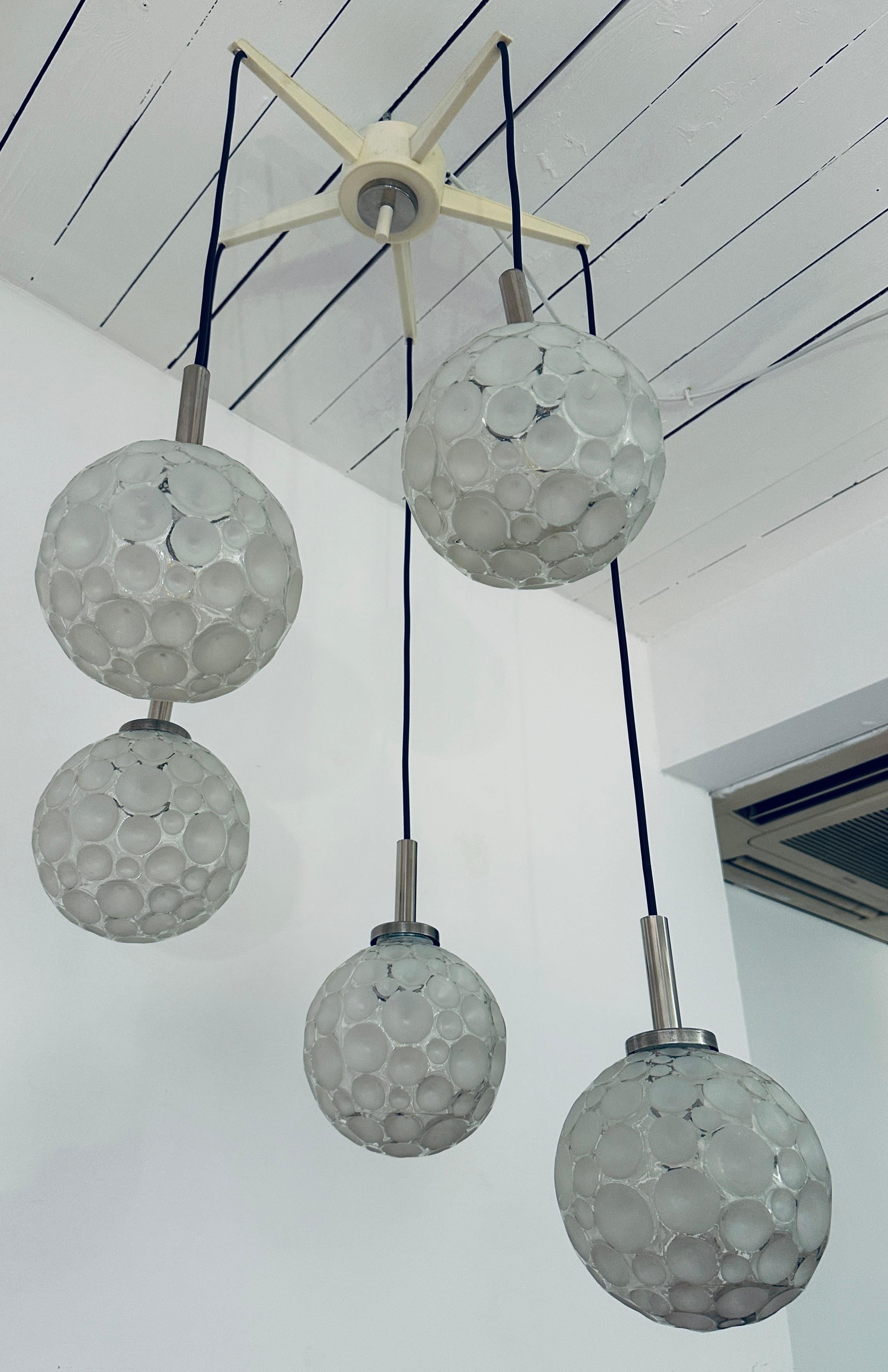 Lampada da soffitto tedesca vintage del 1960 a cinque globi di vetro smerigliato a cascata di Graewe in vendita 11
