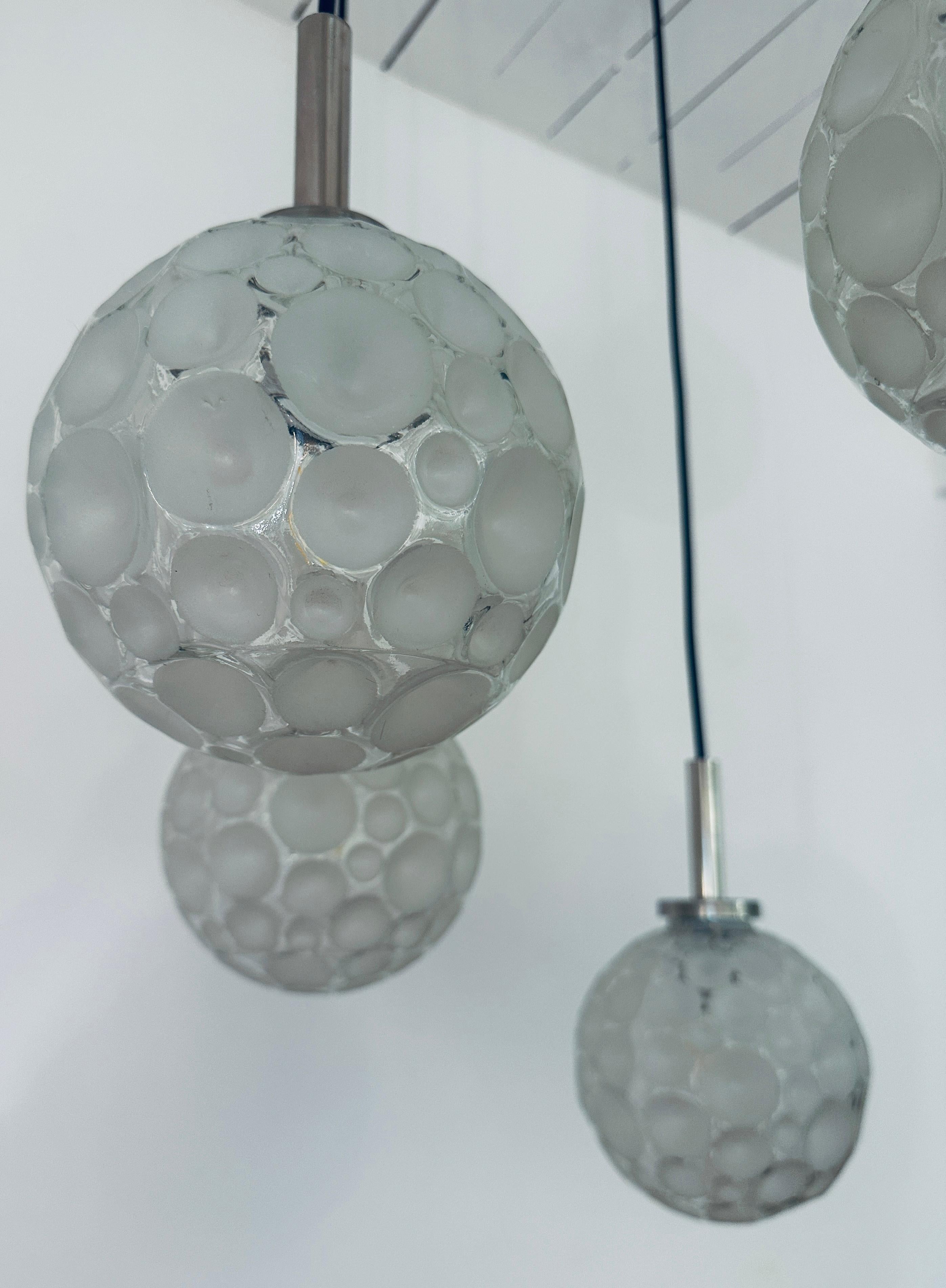 Lampada da soffitto tedesca vintage del 1960 a cinque globi di vetro smerigliato a cascata di Graewe in vendita 12