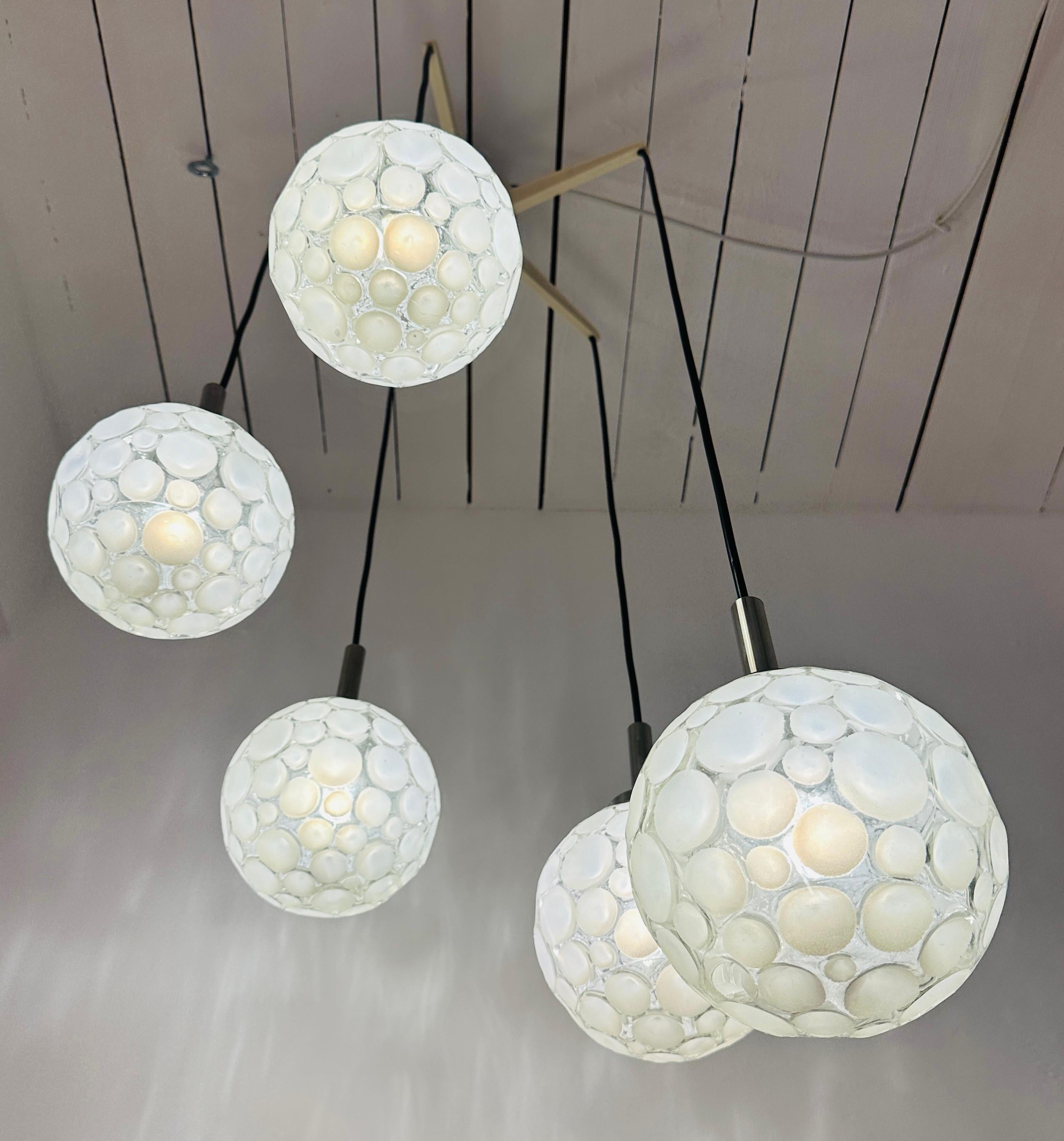 Lampada da soffitto tedesca vintage del 1960 a cinque globi di vetro smerigliato a cascata di Graewe in vendita 1