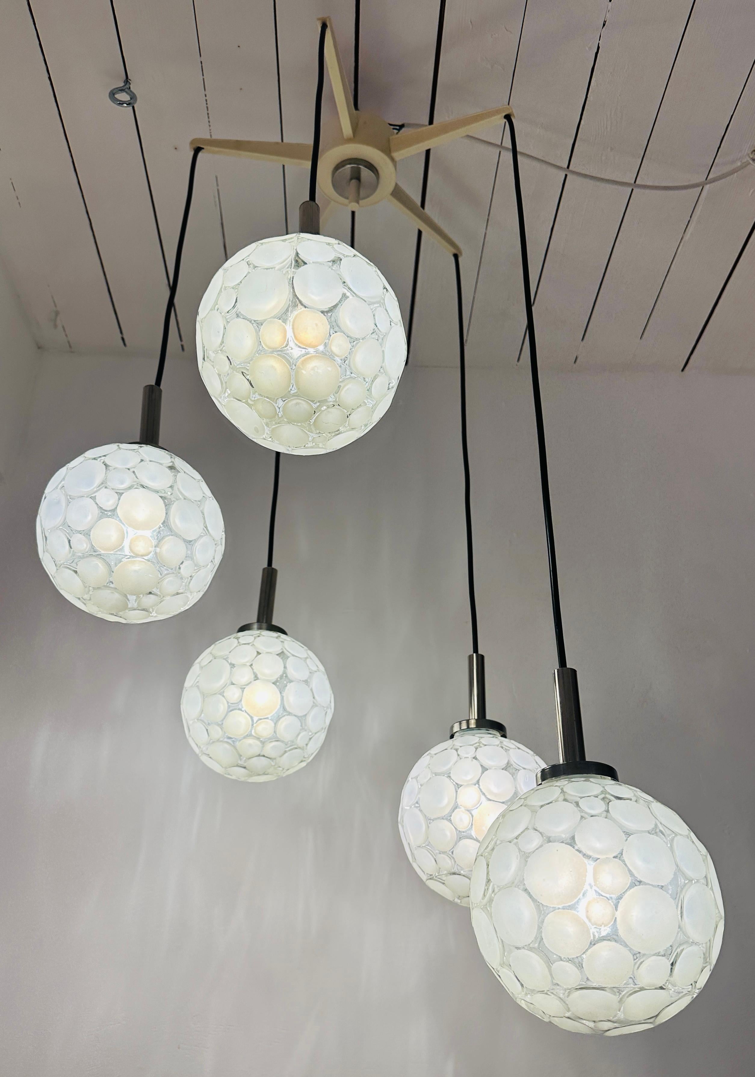 Space Age Lampada da soffitto tedesca vintage del 1960 a cinque globi di vetro smerigliato a cascata di Graewe in vendita