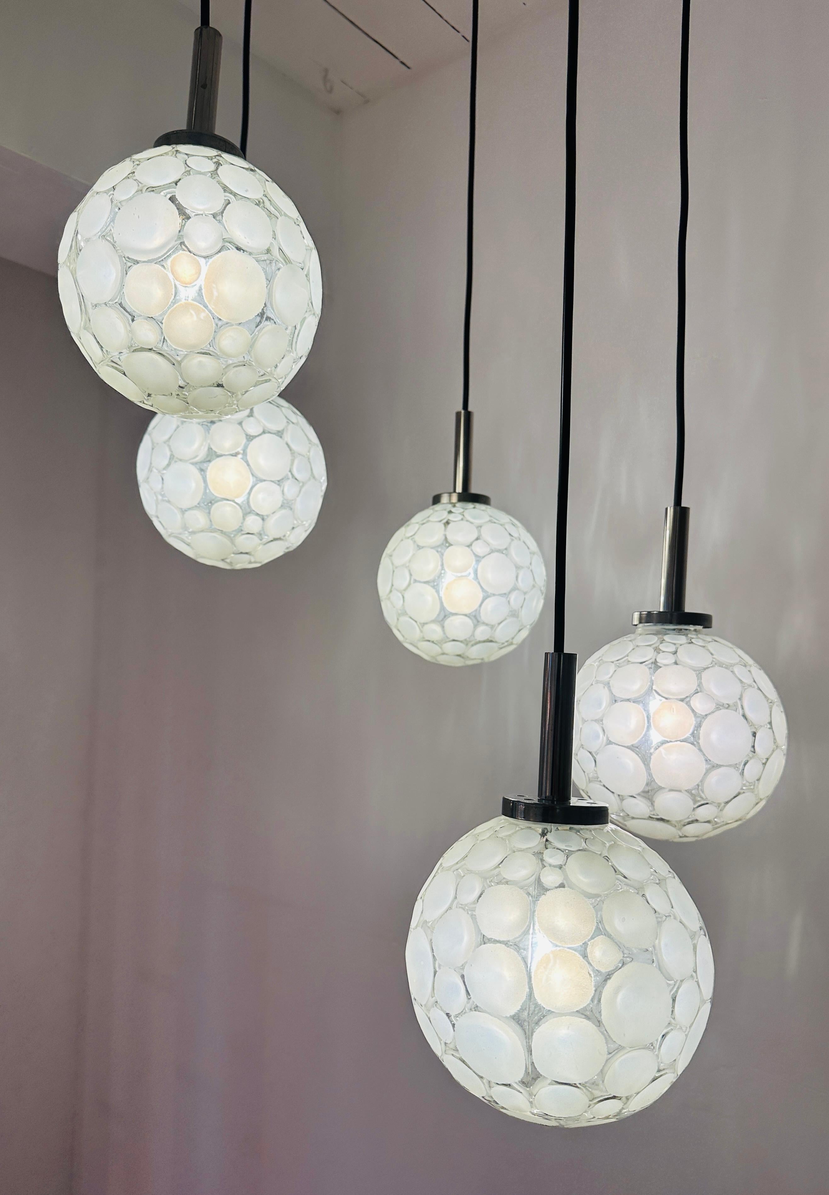 Tedesco Lampada da soffitto tedesca vintage del 1960 a cinque globi di vetro smerigliato a cascata di Graewe in vendita