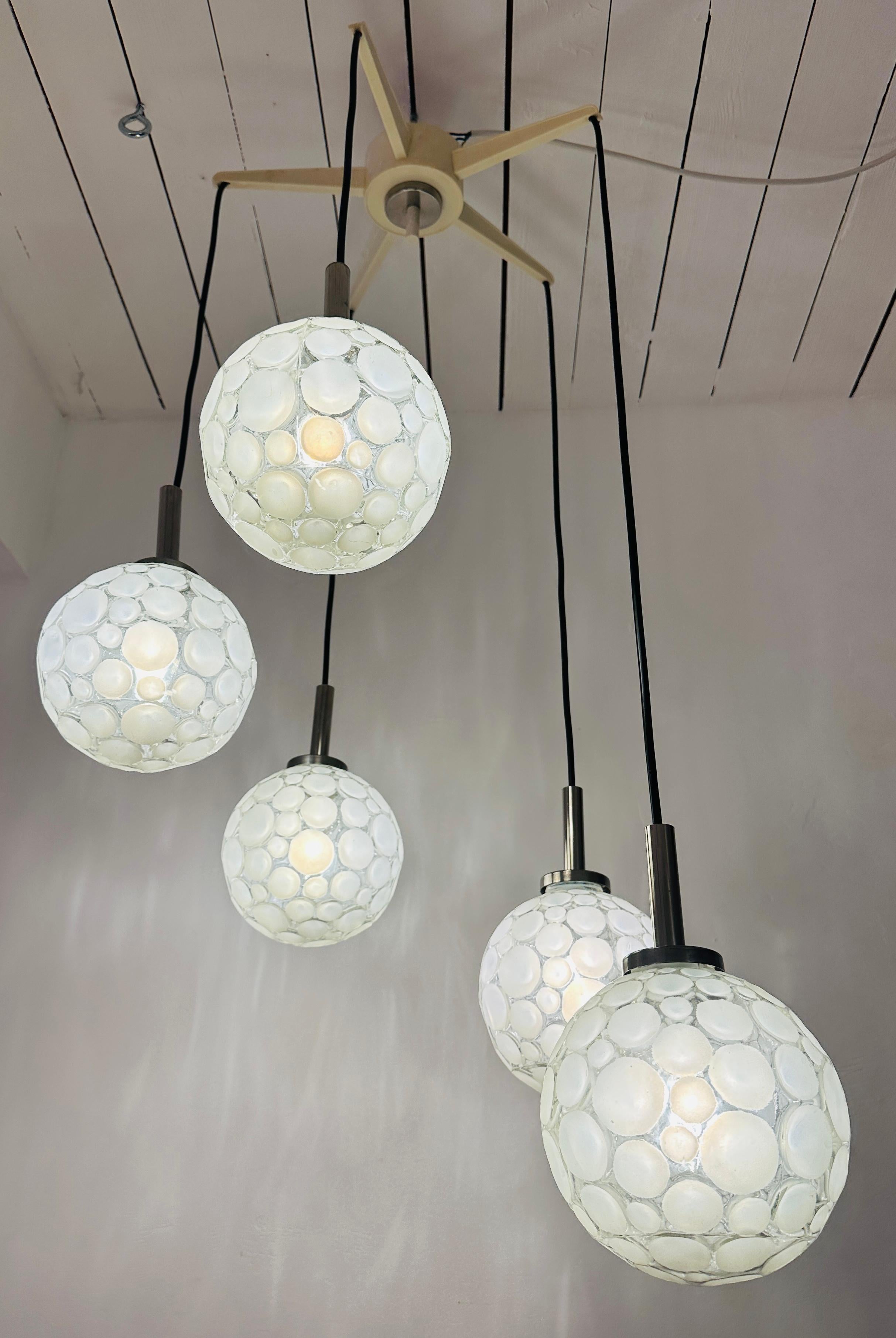 Satinato Lampada da soffitto tedesca vintage del 1960 a cinque globi di vetro smerigliato a cascata di Graewe in vendita