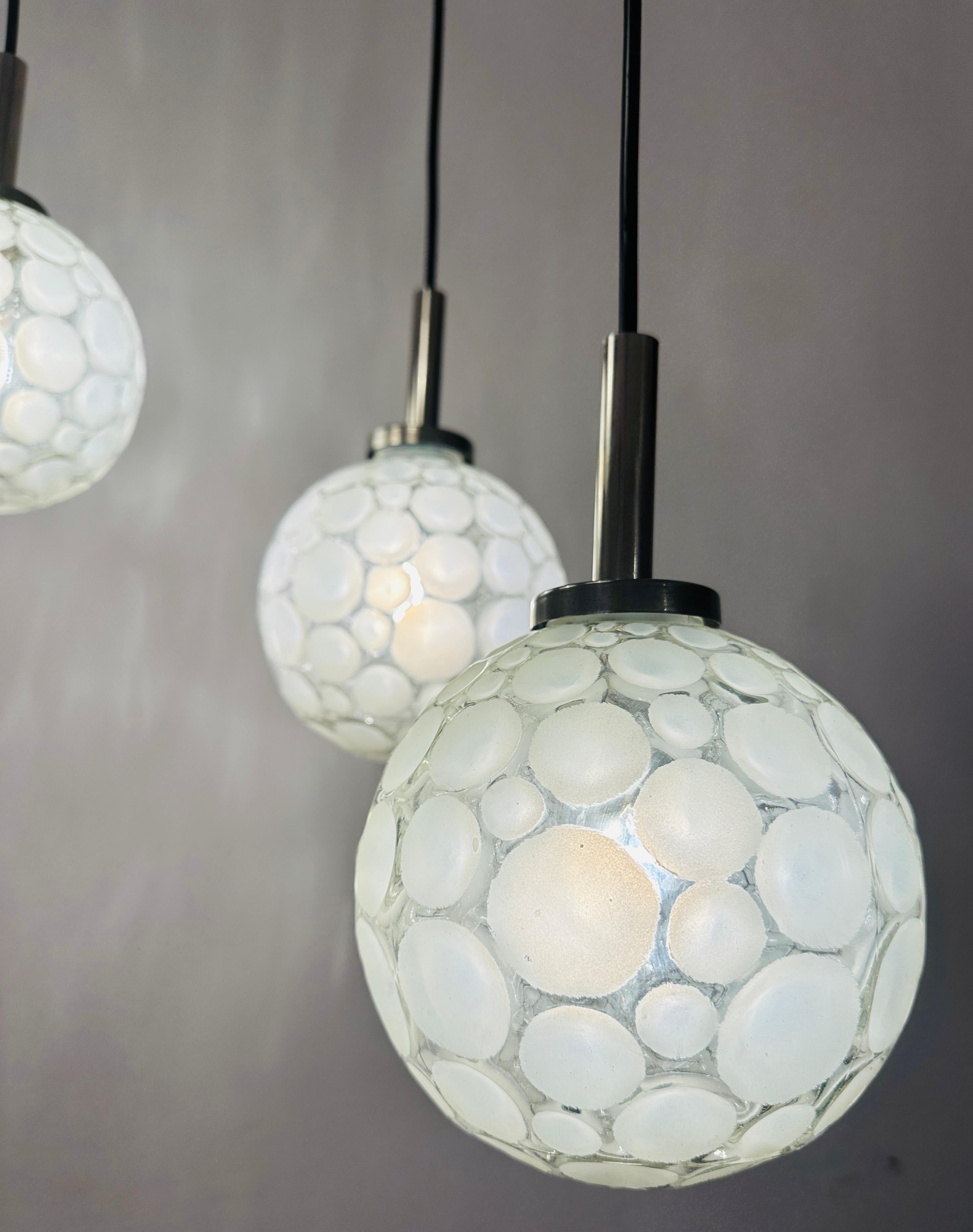 XX secolo Lampada da soffitto tedesca vintage del 1960 a cinque globi di vetro smerigliato a cascata di Graewe in vendita