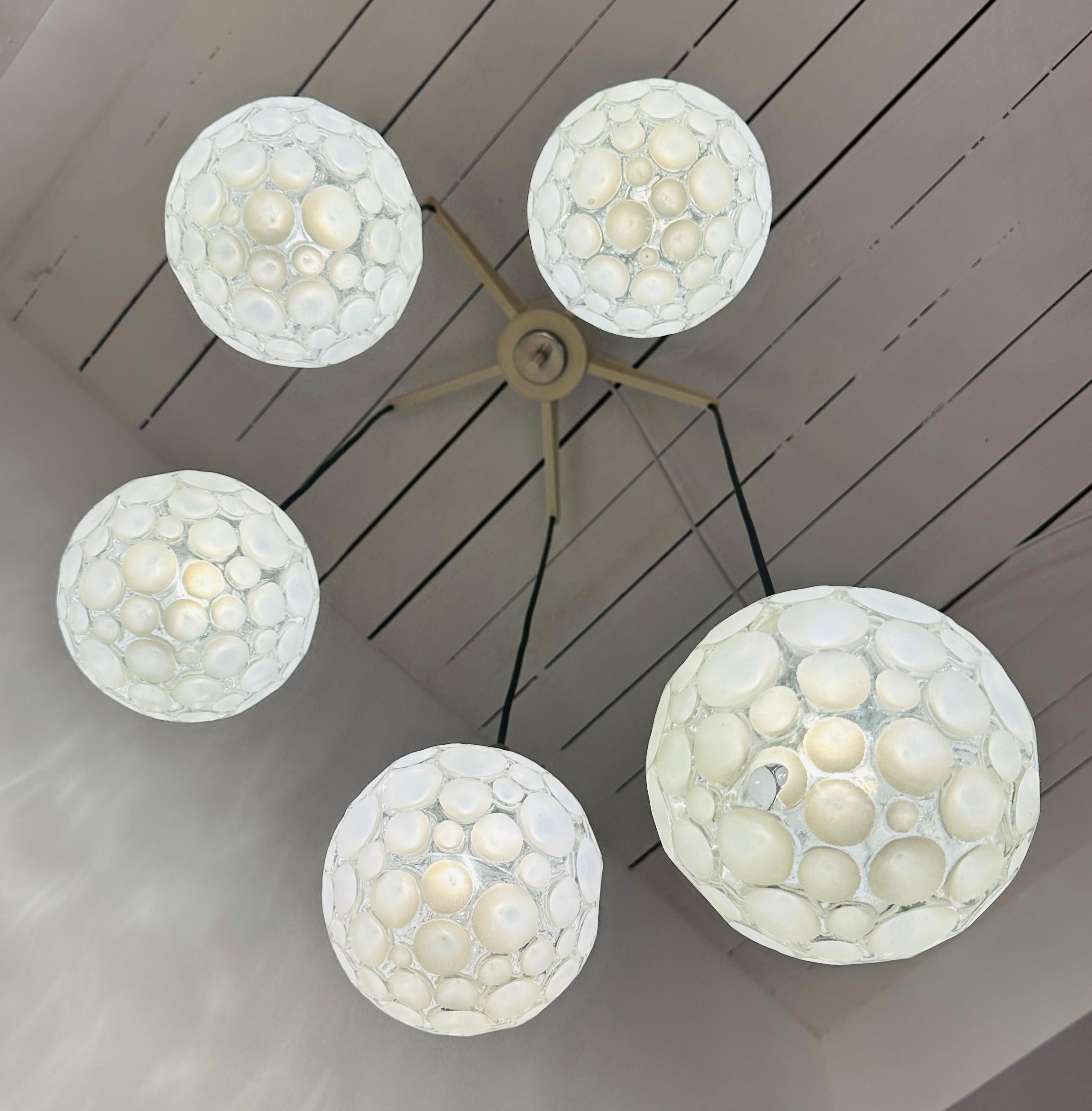 Metallo Lampada da soffitto tedesca vintage del 1960 a cinque globi di vetro smerigliato a cascata di Graewe in vendita