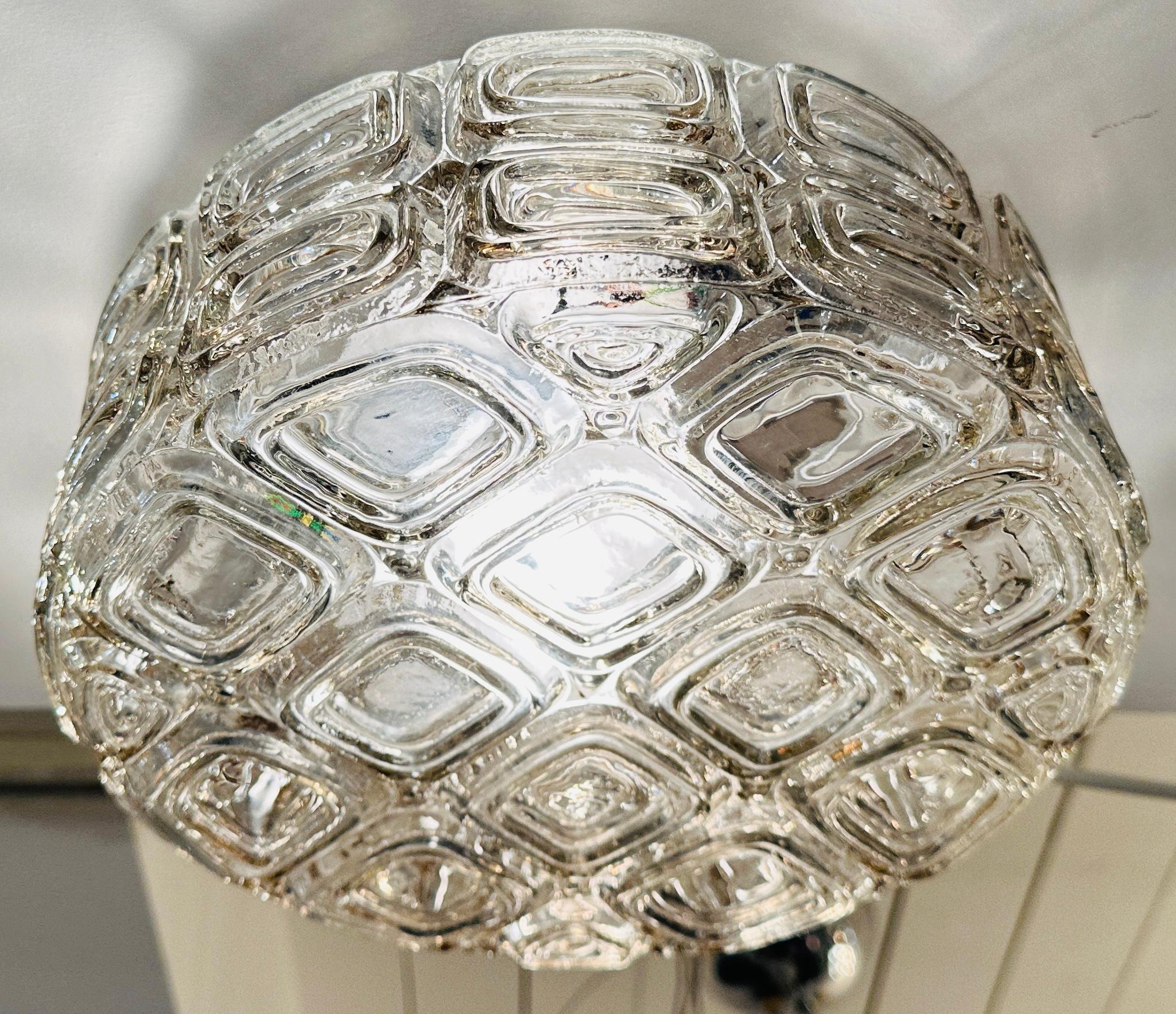 Lampada da incasso a soffitto o a parete in metallo con paralume rotondo in vetro trasparente WILA, vintage, degli anni '60.  Il paralume rotondo è fissato al portalampada rotondo in metallo nero con una singola vite che lo tiene in posizione.  Il