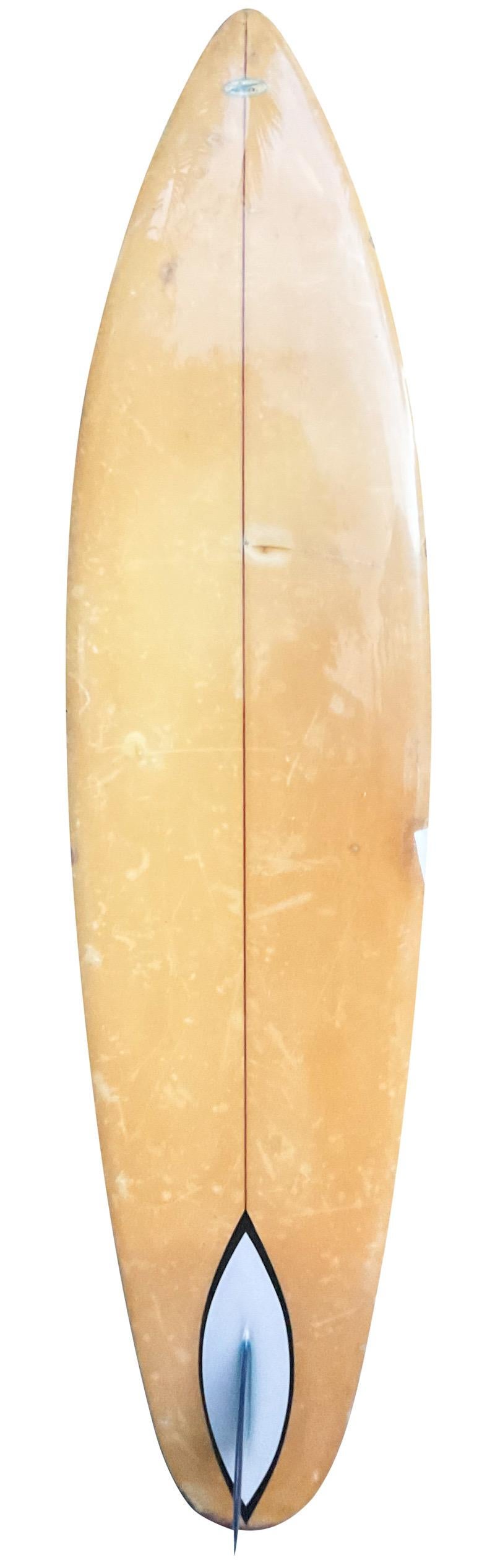 Late-1960s Gerry Lopez Hansen Surfboards single fin. Features a transitional era surfboard shape—created when surfboards first started to be shaped shorter in length for maneuverability. Designed by the legendary surfer Gerry Lopez. A beautiful