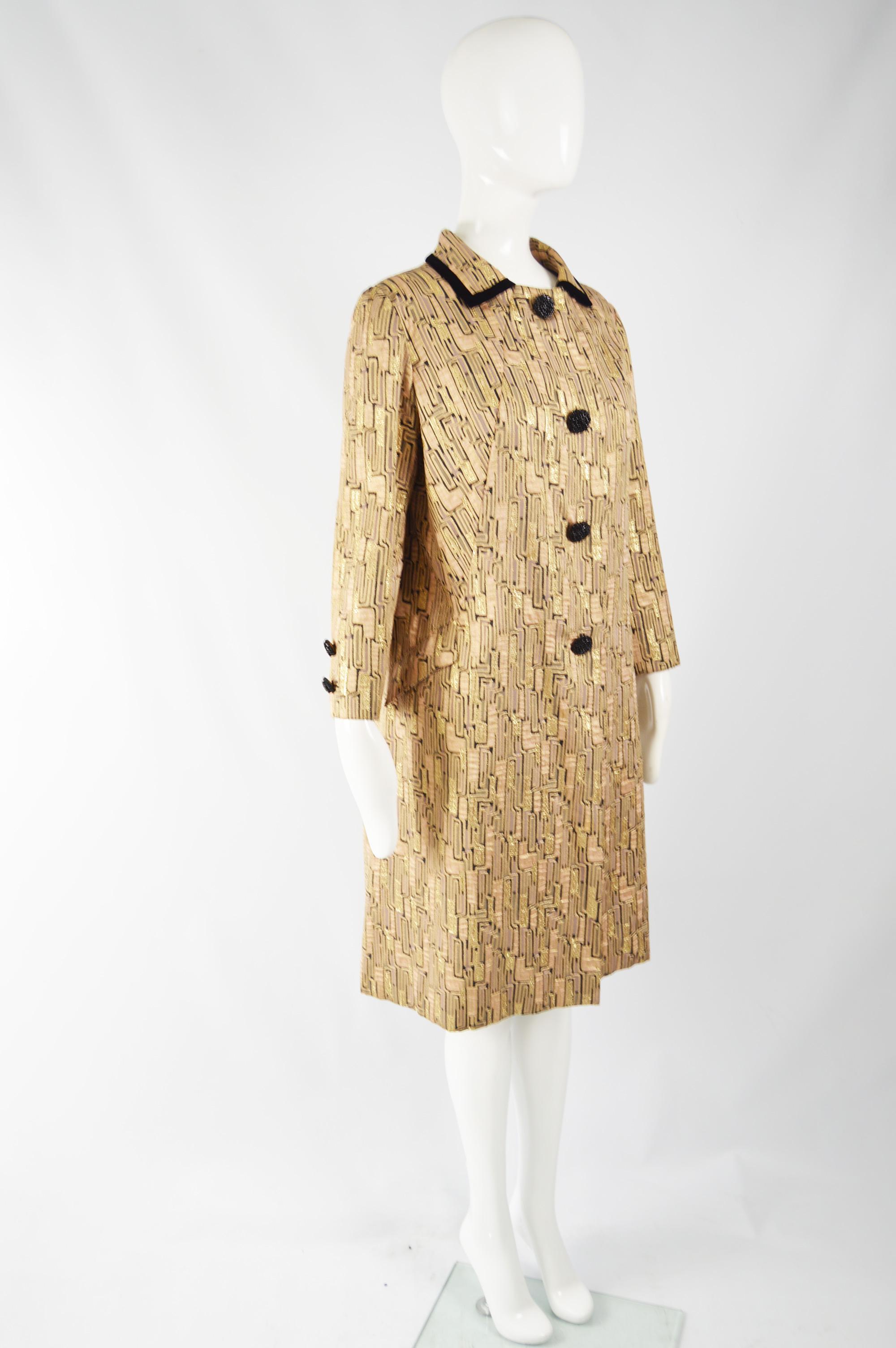 1960s Vintage Gold Brocade Evening Coat In Good Condition For Sale In Doncaster, South Yorkshire