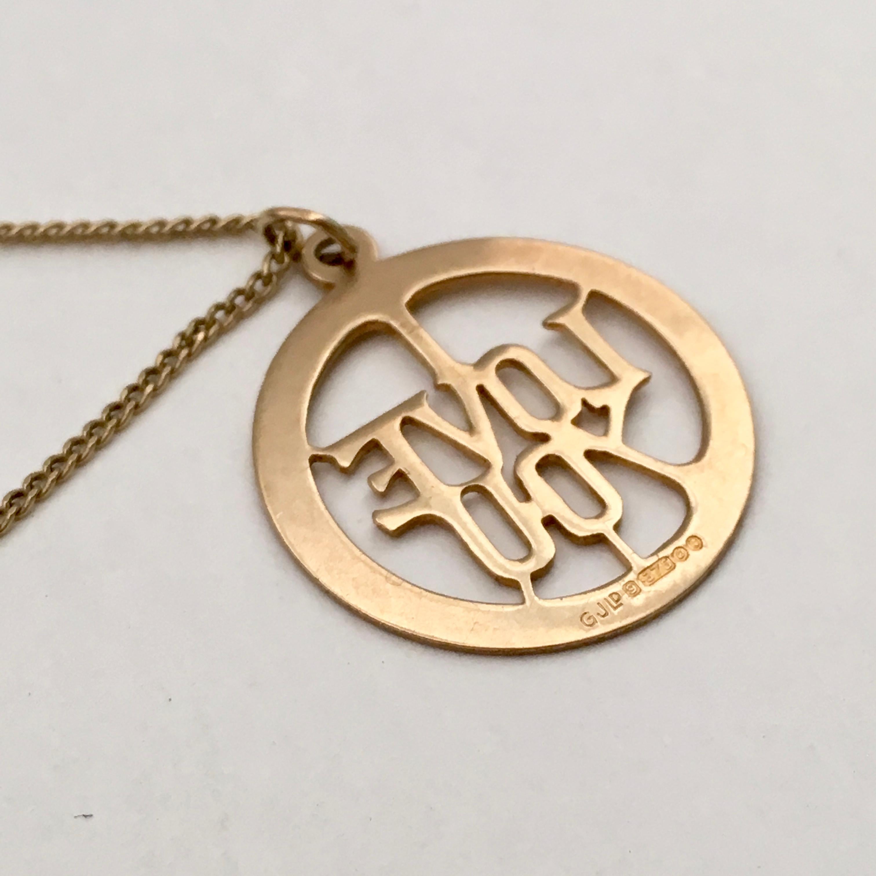 1960s Vintage Gold Charm Love Token Circle Round Pendant i Love You Lettering In Good Condition For Sale In London, GB