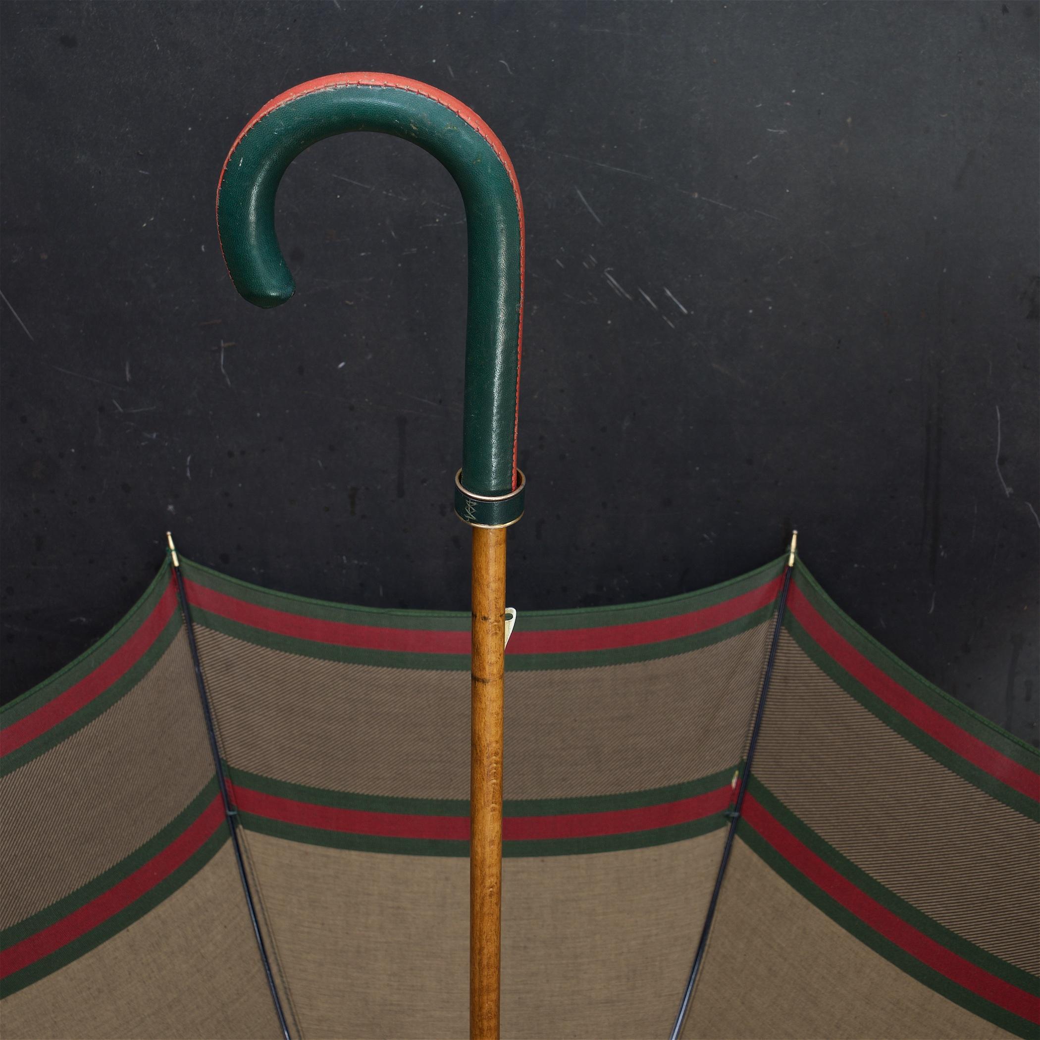 1960er Jahre Vintage Gucci Baumwolle Türsteher Regenschirm mit klassischen roten grünen Gurtband (Maschinell gefertigt)