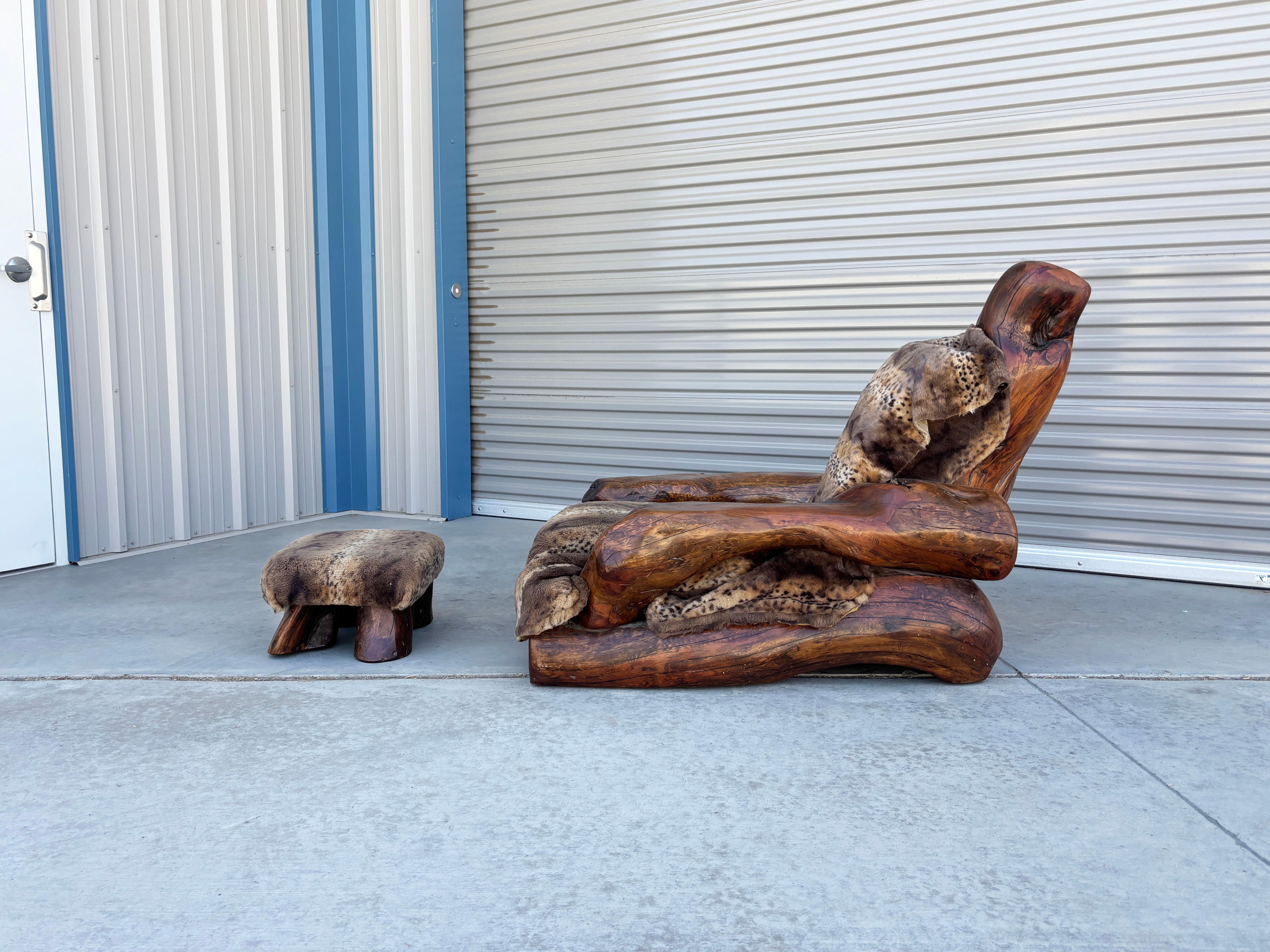 1960er Jahre Vintage Handcrafted Burl Redwood Stuhl und Ottoman (Mitte des 20. Jahrhunderts) im Angebot