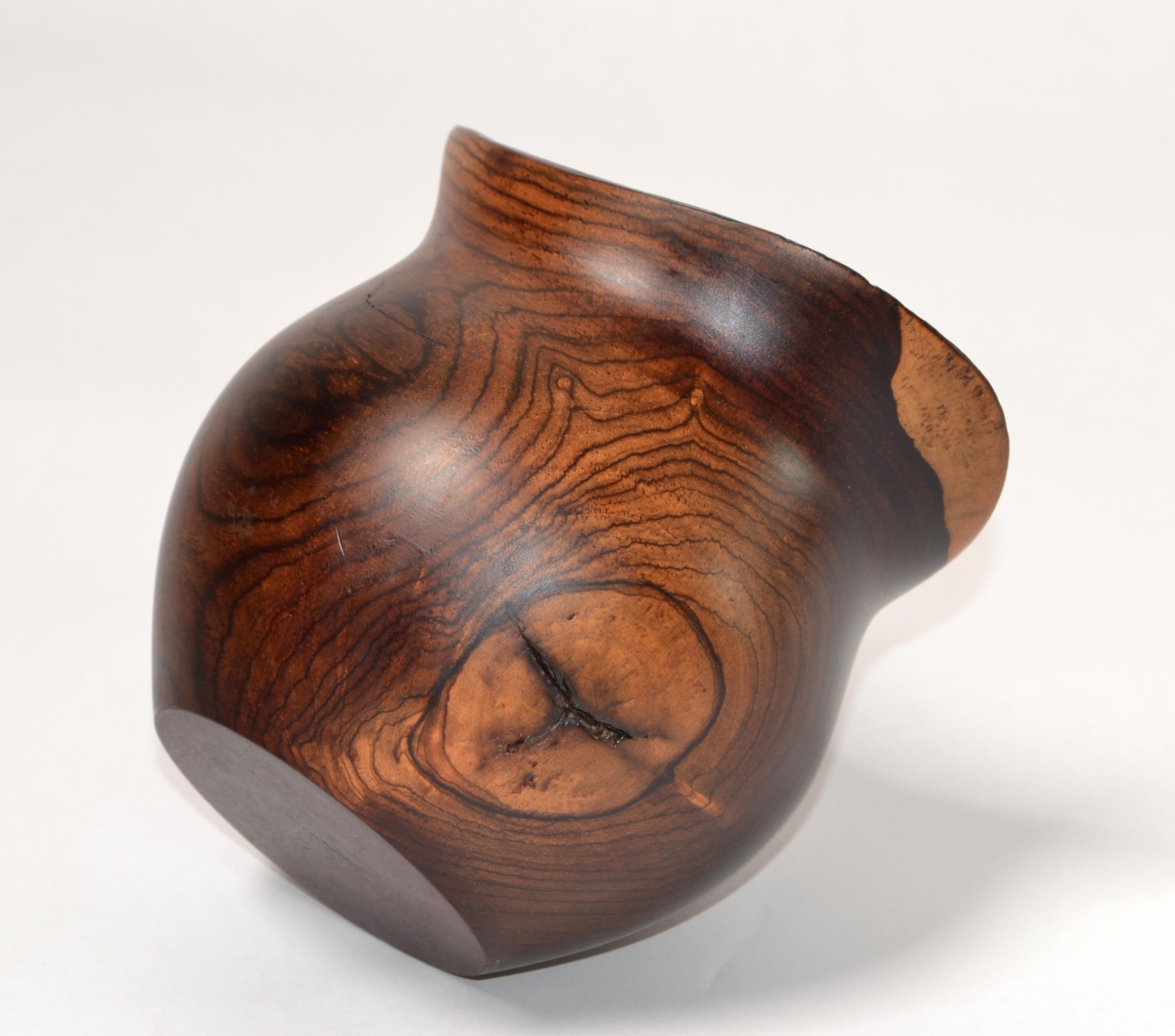 1960s Vintage Handcrafted Cockhill Crafts Style Sculptural Turned Yew Wood Vase  In Good Condition For Sale In Miami, FL