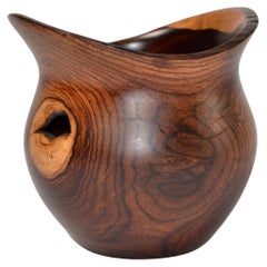 1960er Jahre Vintage Handgefertigte skulpturale Vase aus gedrechseltem Eibenholz im Cockhill Crafts-Stil