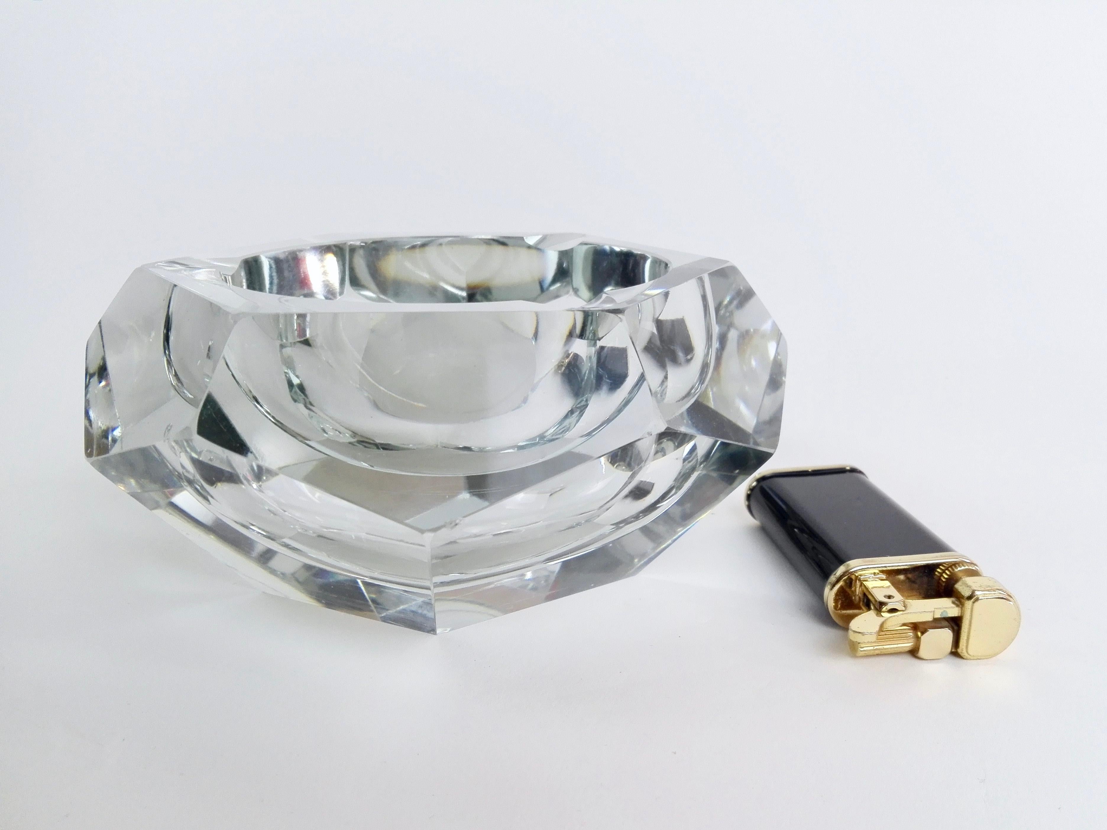 Mid-20th Century 1960s vintage hexagonal ashtray/pocket emptier in faceted cut crystal.