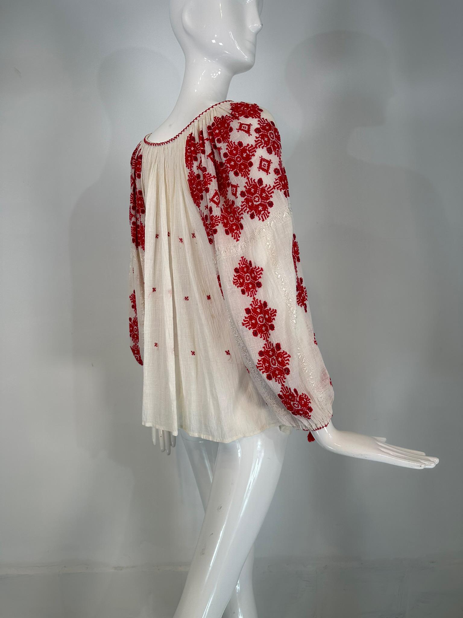 Ungarische rot-weiße, handbestickte Bauernbluse aus Gauze, 1960er Jahre, Vintage im Angebot 3
