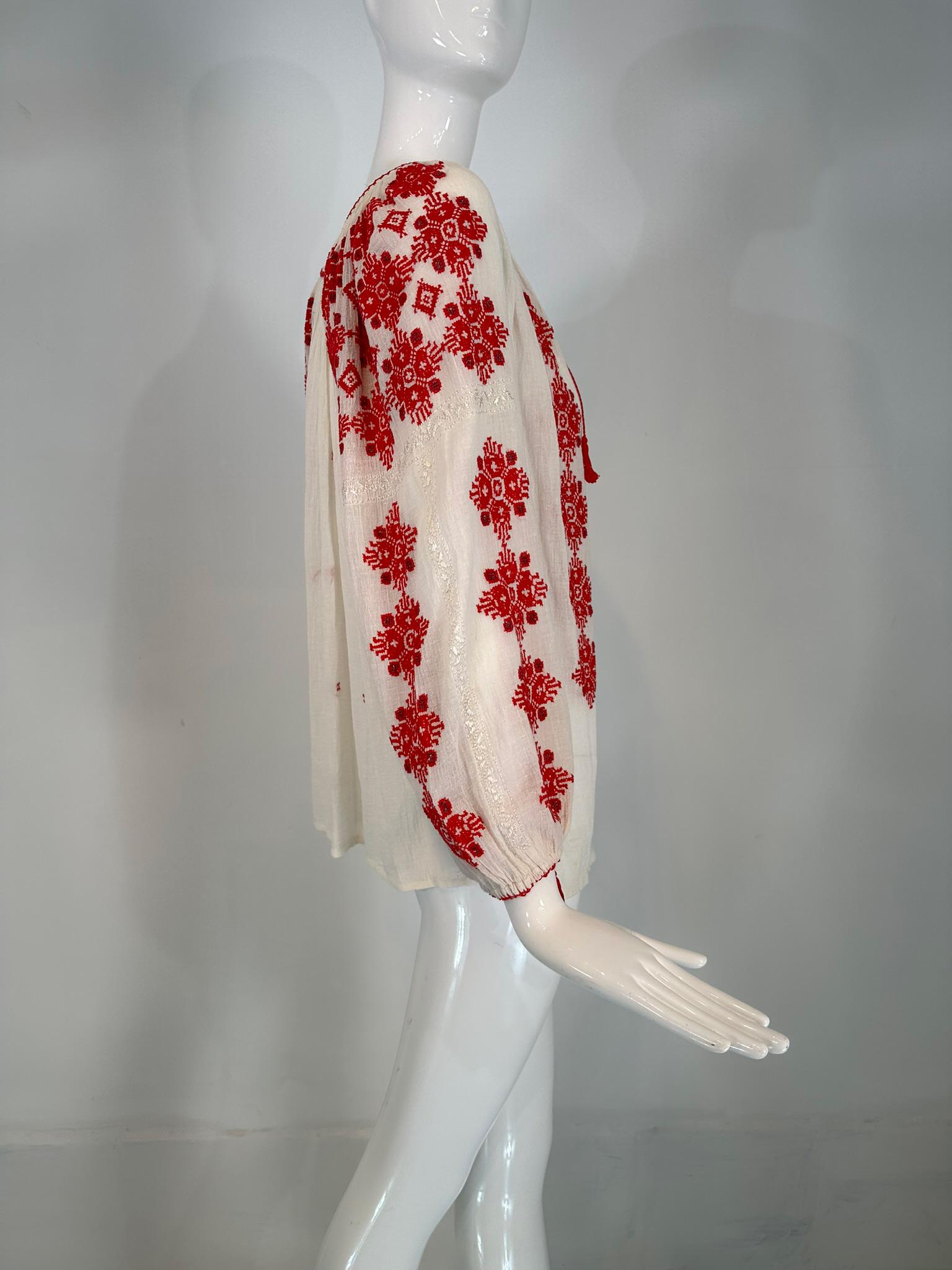 Ungarische rot-weiße, handbestickte Bauernbluse aus Gauze, 1960er Jahre, Vintage im Angebot 4