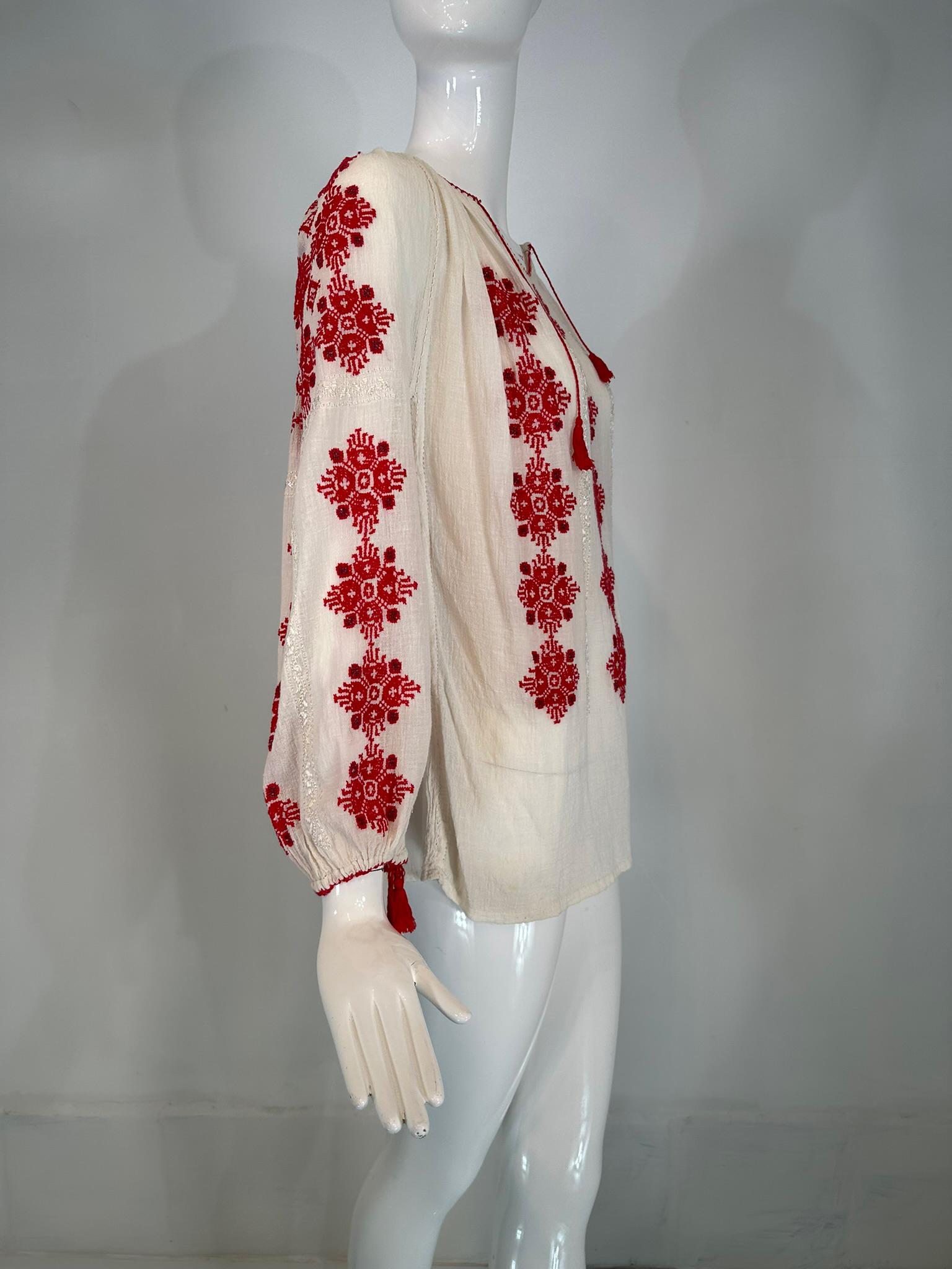 Ungarische rot-weiße, handbestickte Bauernbluse aus Gauze, 1960er Jahre, Vintage im Angebot 5