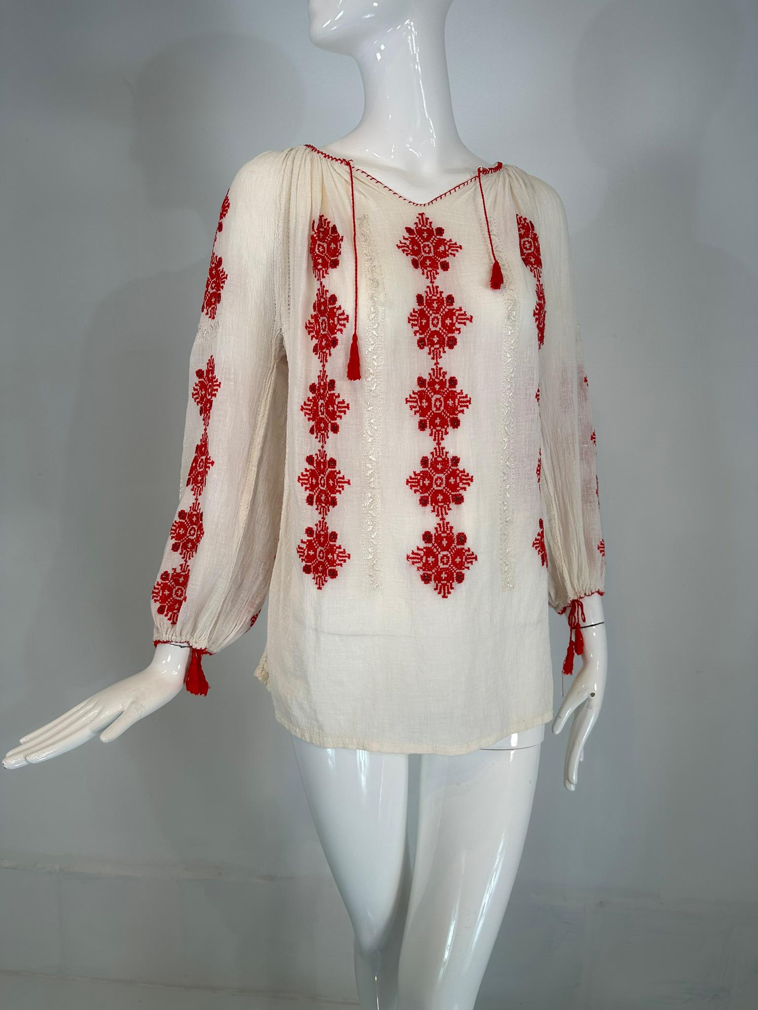 Ungarische rot-weiße, handbestickte Bauernbluse aus Gauze, 1960er Jahre, Vintage im Angebot 6