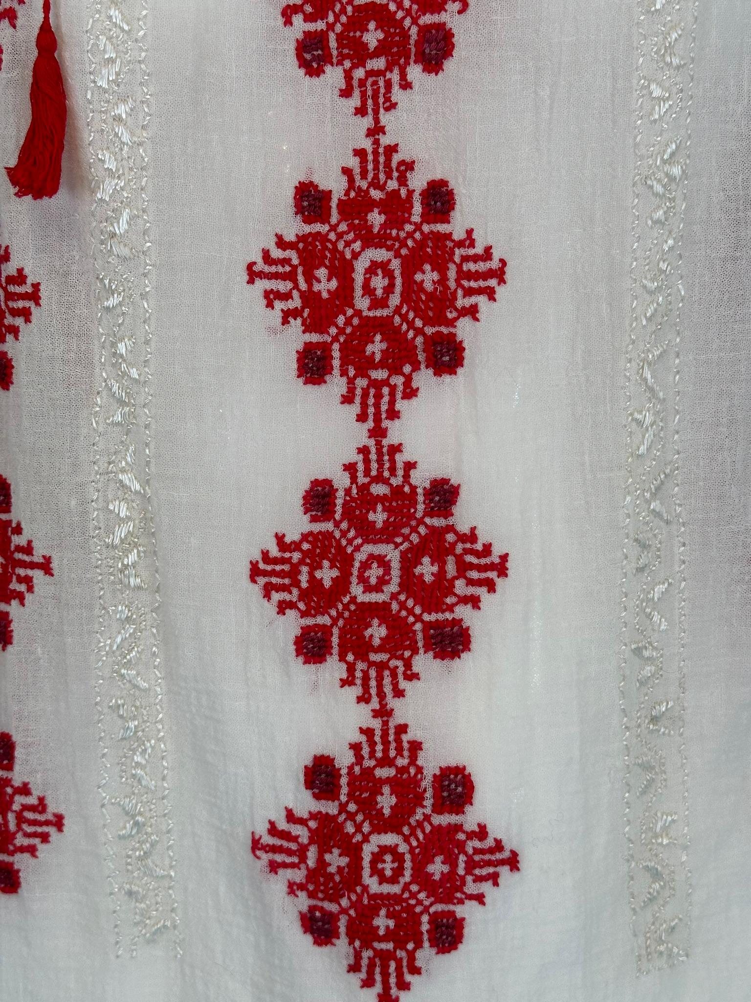 Ungarische rot-weiße, handbestickte Bauernbluse aus Gauze, 1960er Jahre, Vintage im Angebot 7