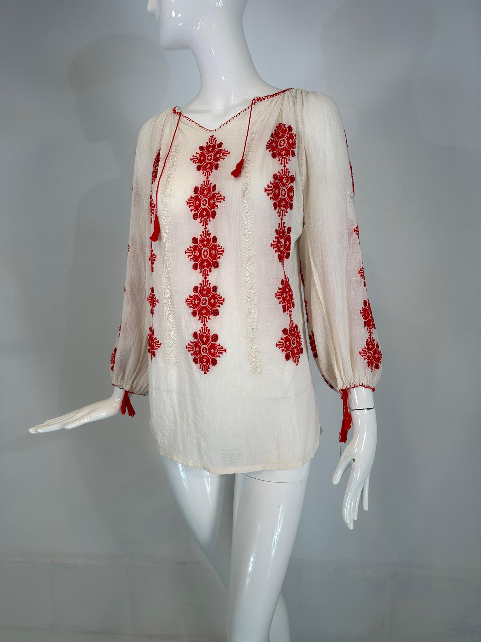 1960er Vintage Ungarische rot-weiß handbestickte Gaze-Bauernbluse. Dies ist eine Vintage-Bluse und keine neue Reproduktion. Leichte Baumwollgaze, bestickt mit leuchtend roter Baumwollwatte  weiße Baumwollwatte. Offener Halsausschnitt mit Kordelzug