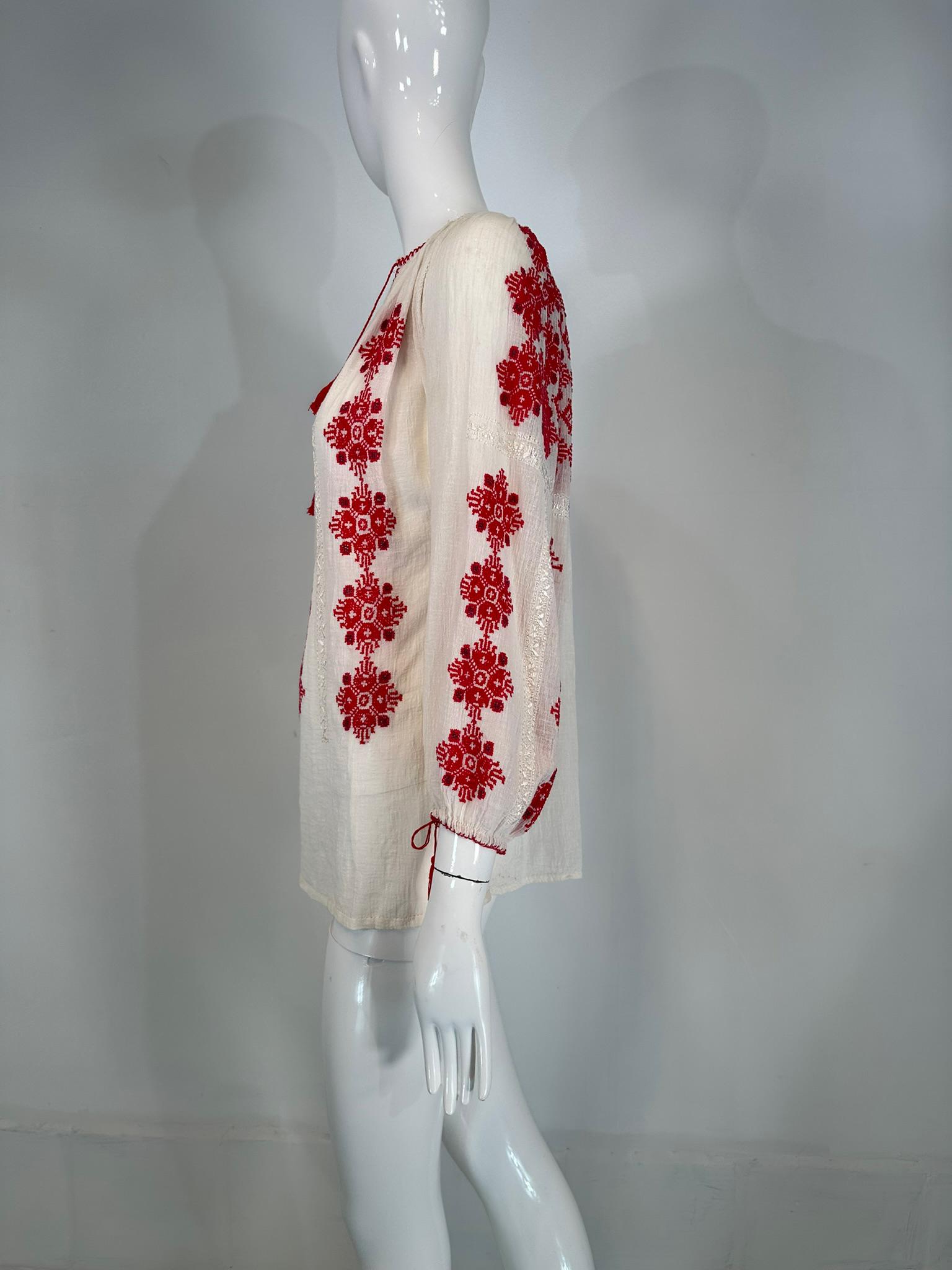 Ungarische rot-weiße, handbestickte Bauernbluse aus Gauze, 1960er Jahre, Vintage (Grau) im Angebot