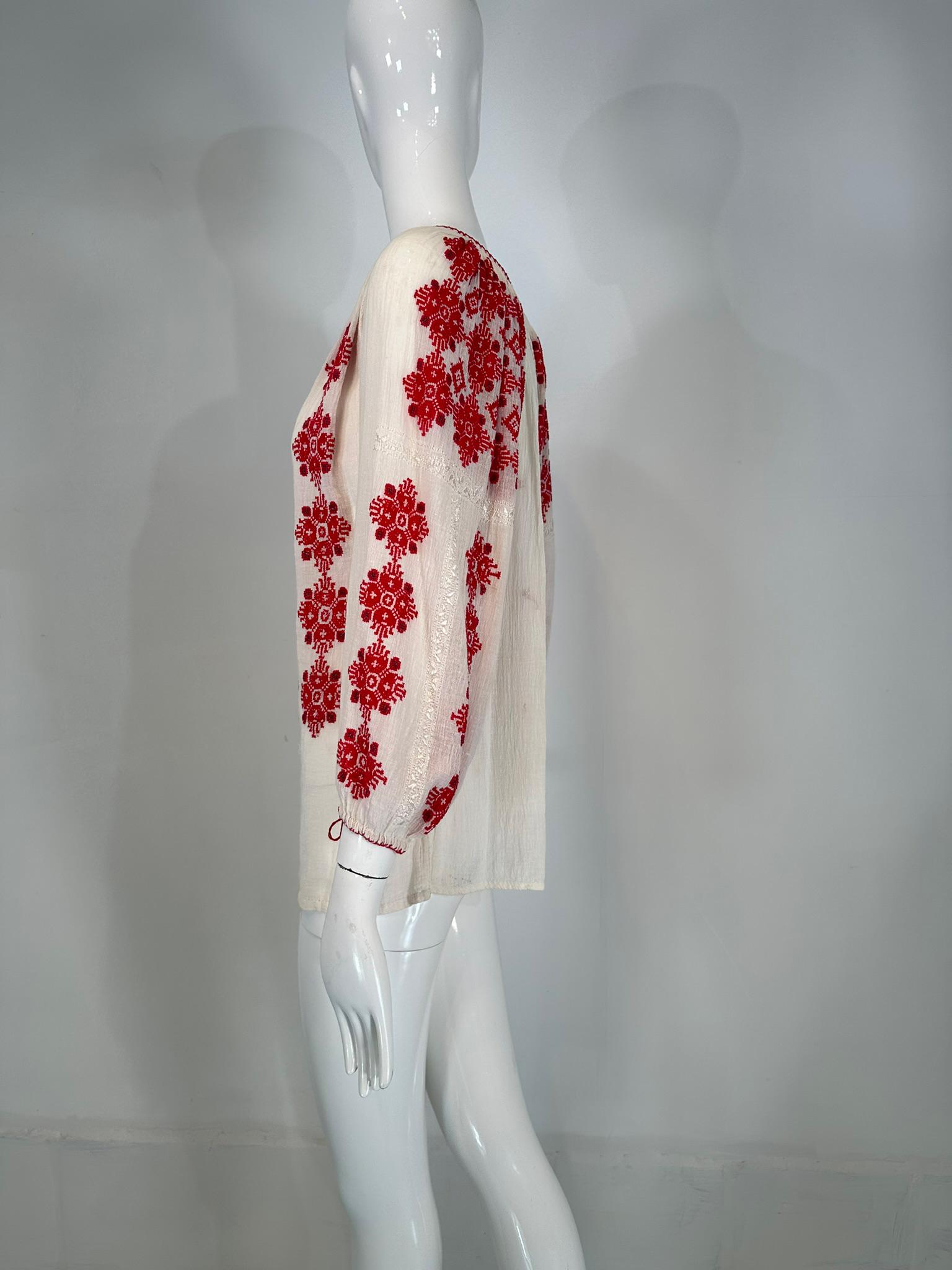 Ungarische rot-weiße, handbestickte Bauernbluse aus Gauze, 1960er Jahre, Vintage im Zustand „Gut“ im Angebot in West Palm Beach, FL
